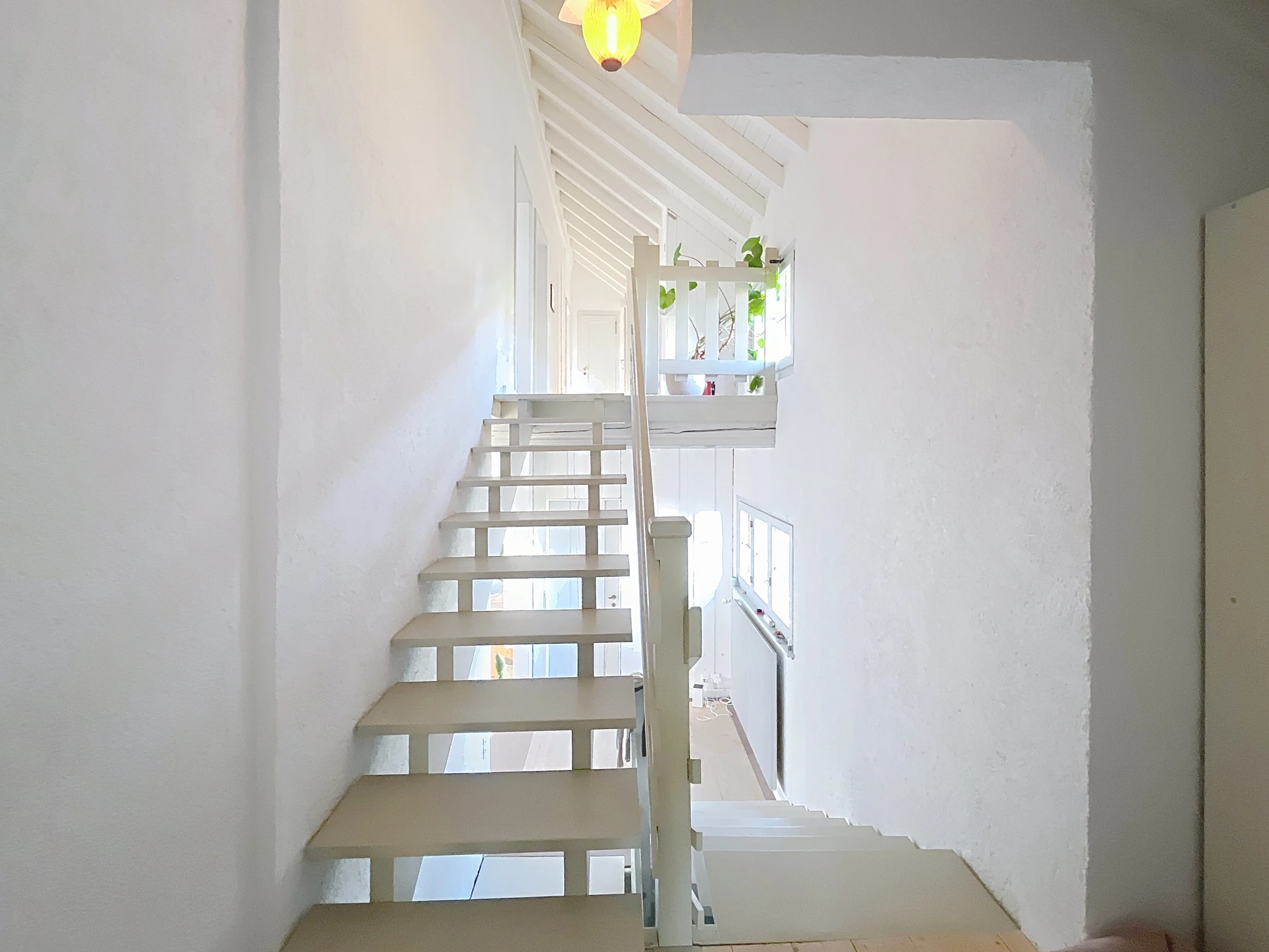 Heller Treppenaufgang mit Galerie
