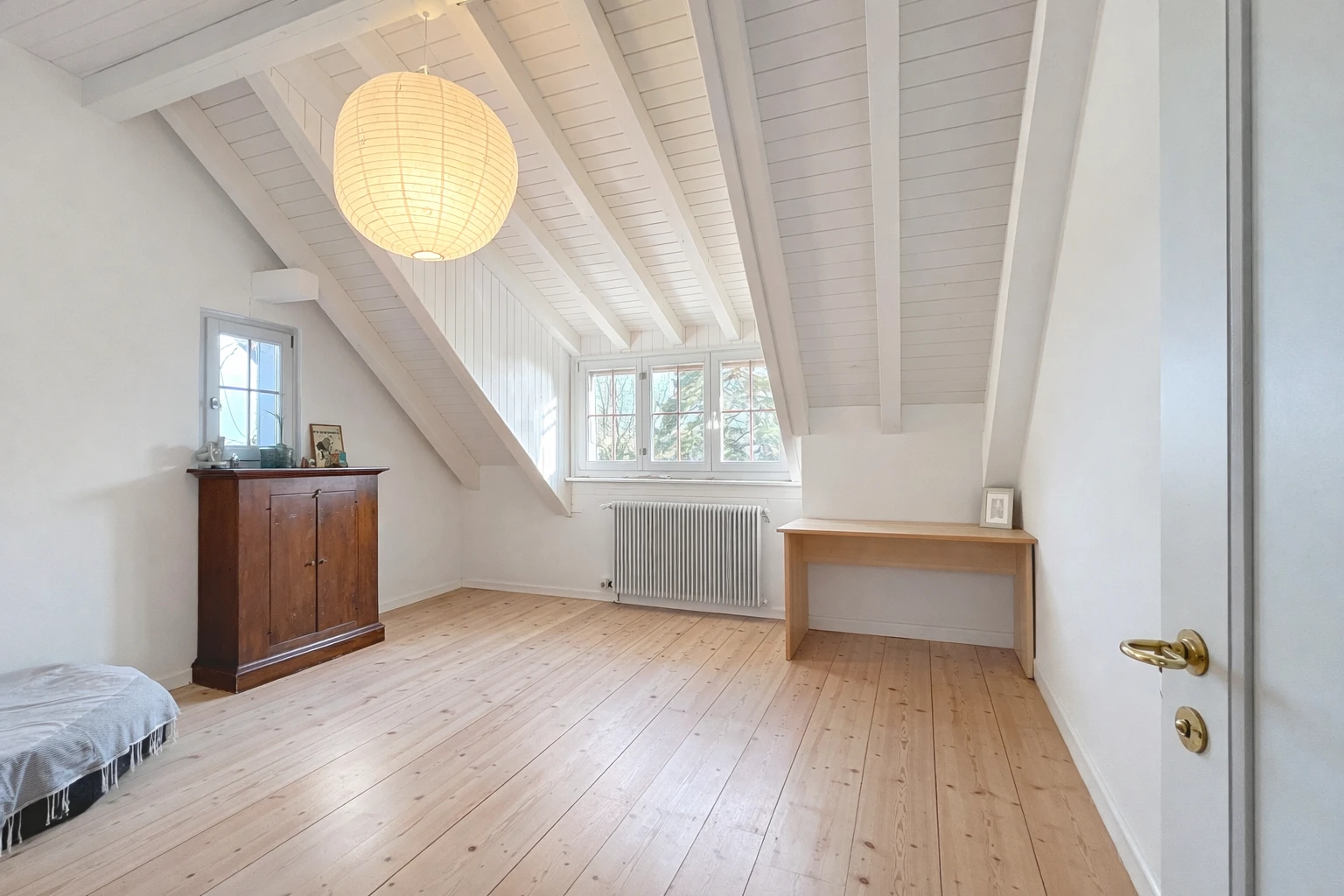 Heller Dachraum mit Holzboden