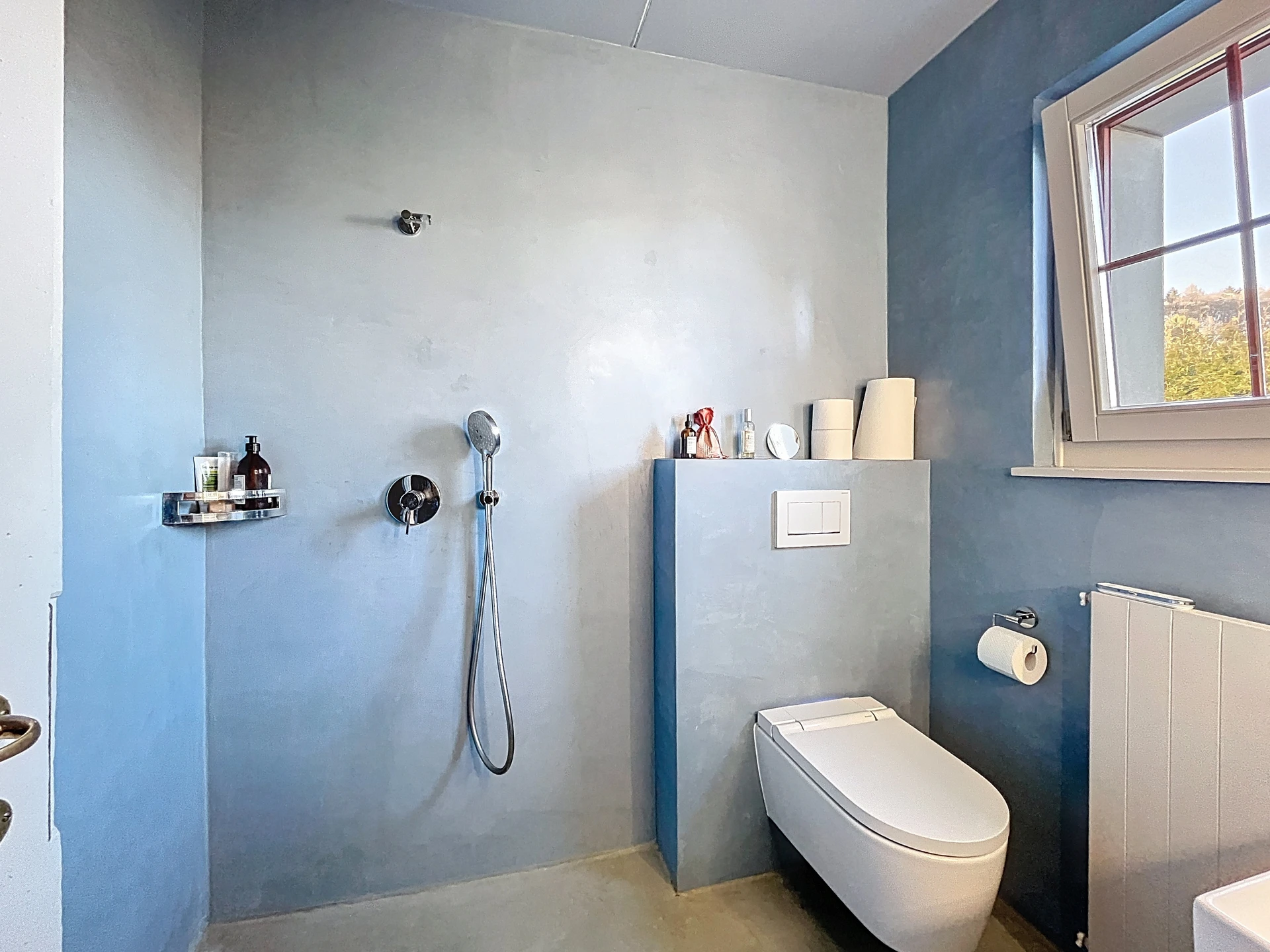Modernes Bad mit Walk-in-Dusche und WC