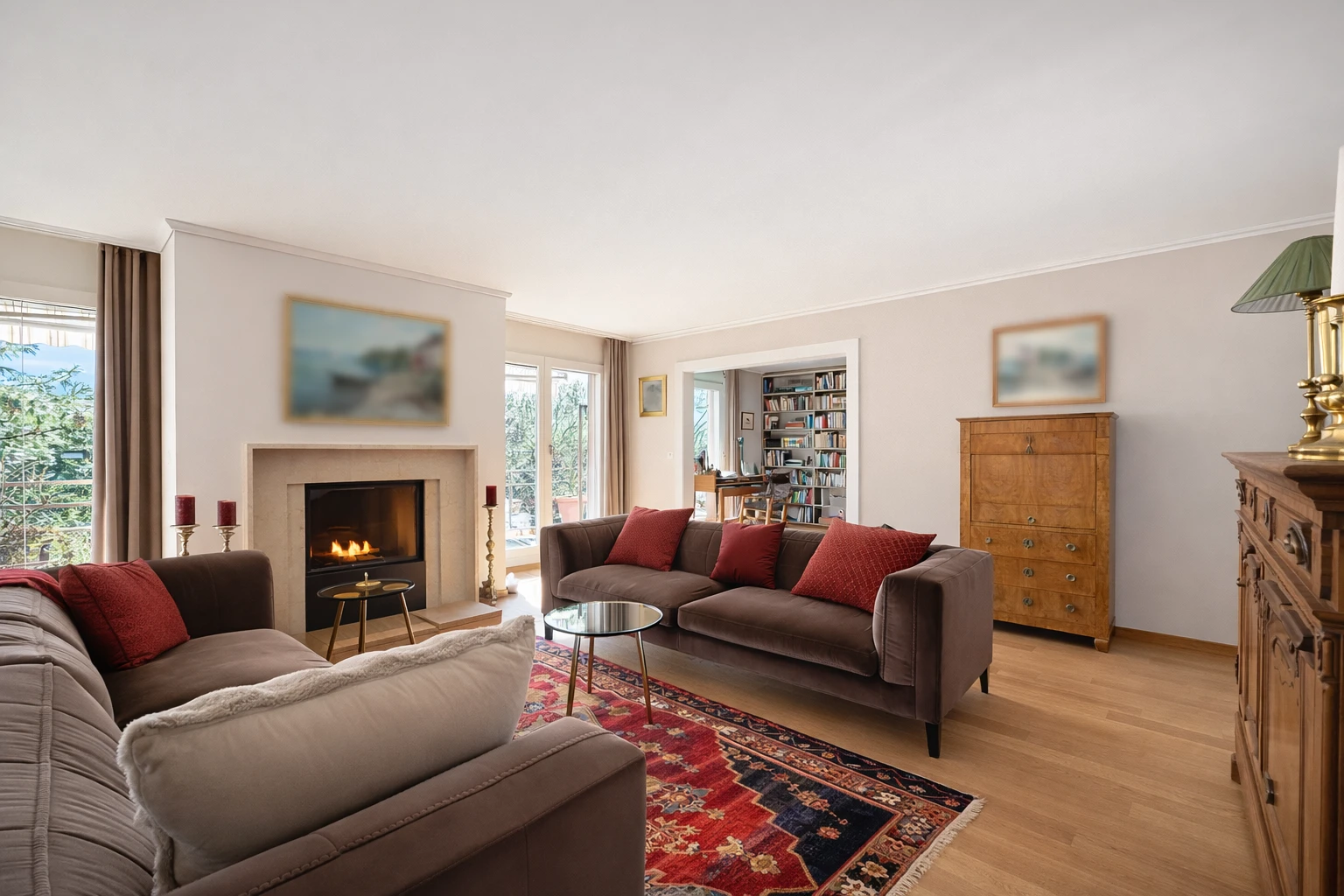 Helles Wohnzimmer mit Kamin und klassischer Möblierung