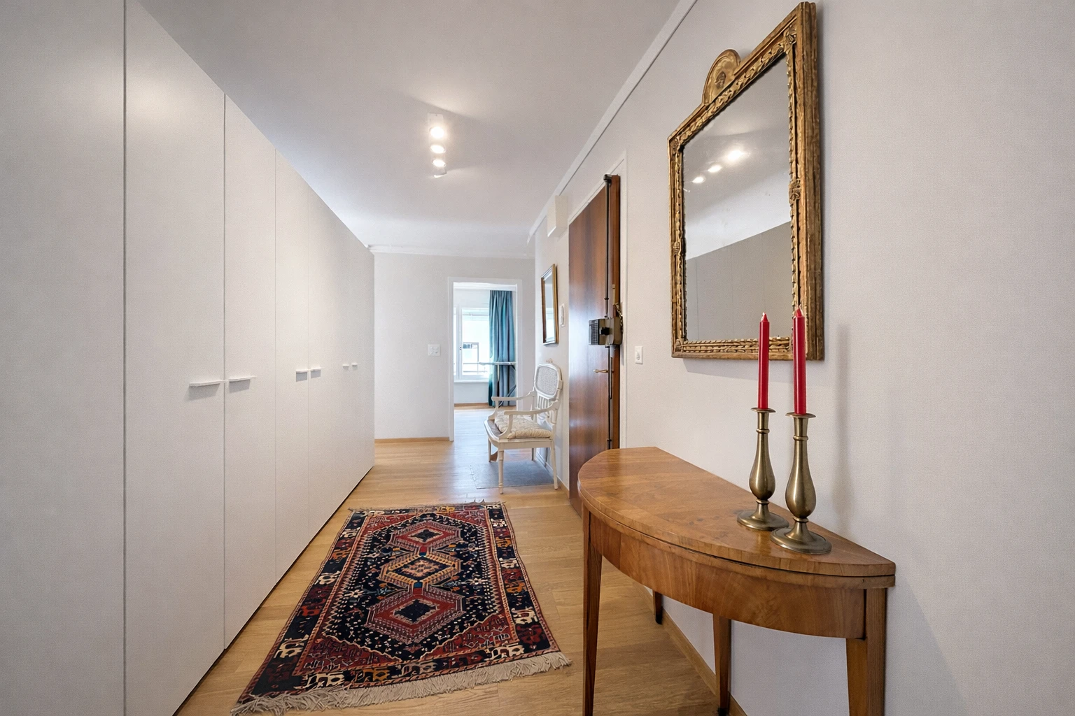Heller Flur mit Einbauschrank und dekorativer Konsole
