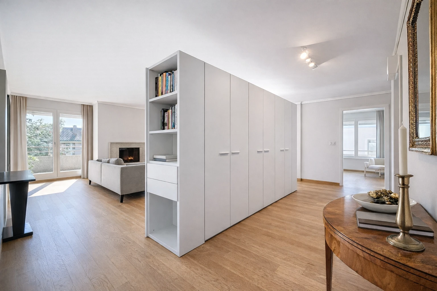 Heller Wohnraum mit Kamin und Einbauschrank