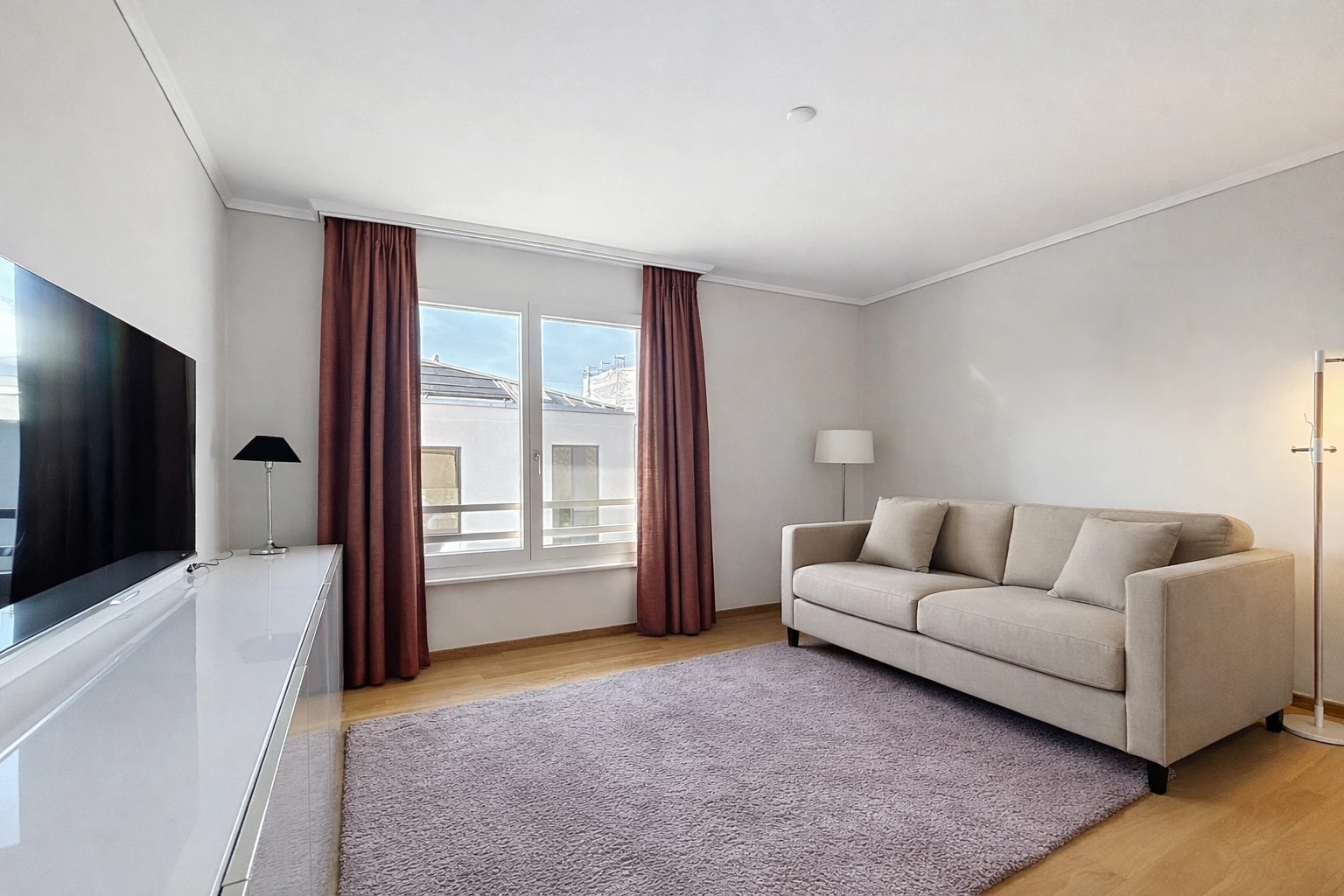 Helles Wohnzimmer mit Sofa und Fenster