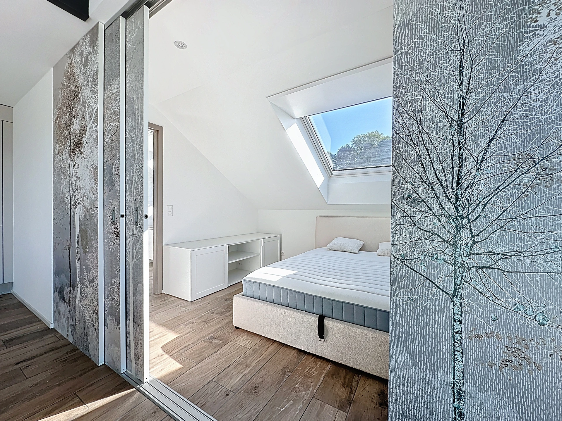 Helles Schlafzimmer mit Dachfenster
