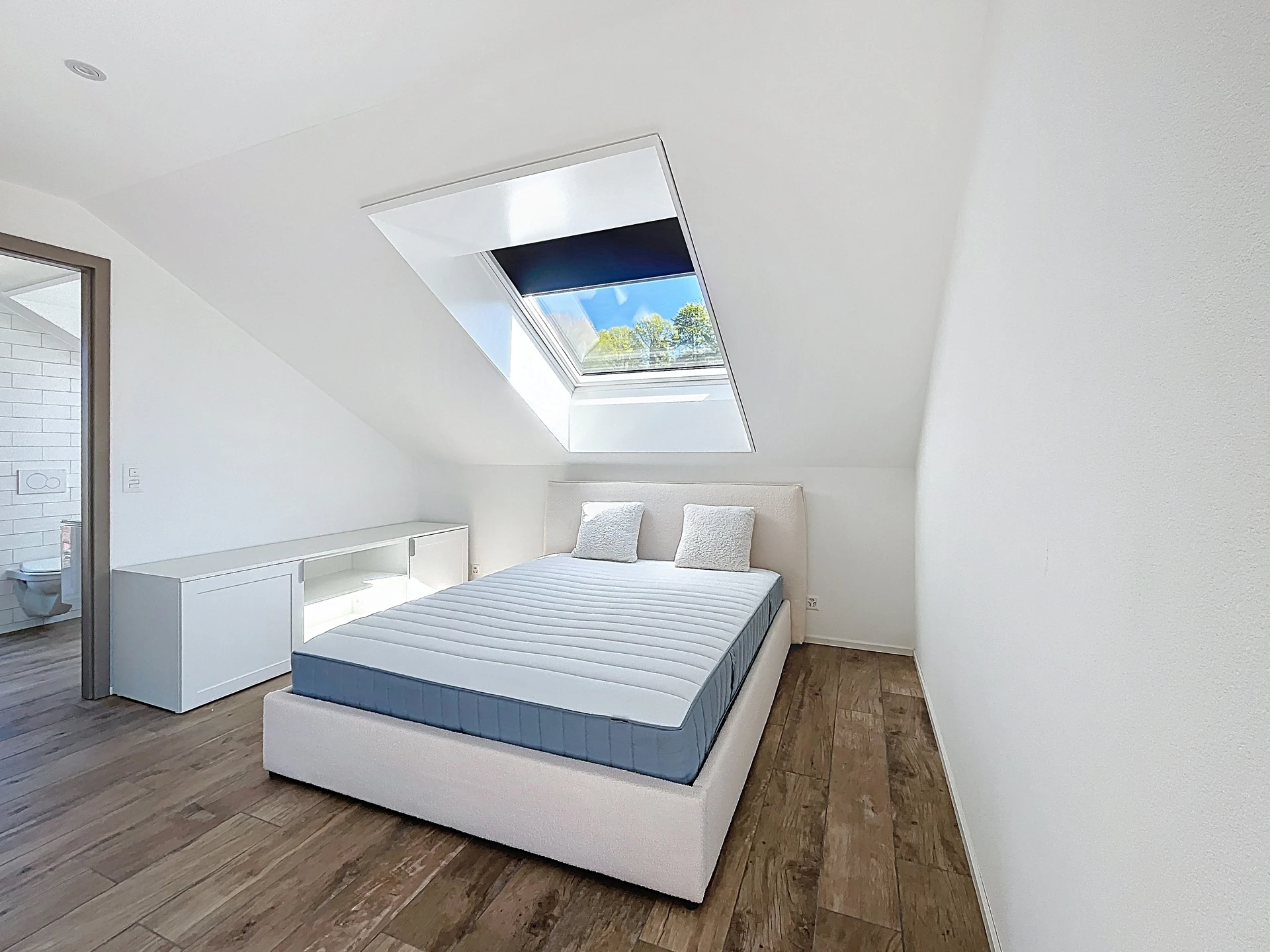 Modernes Dachgeschoss-Schlafzimmer mit Dachfenster