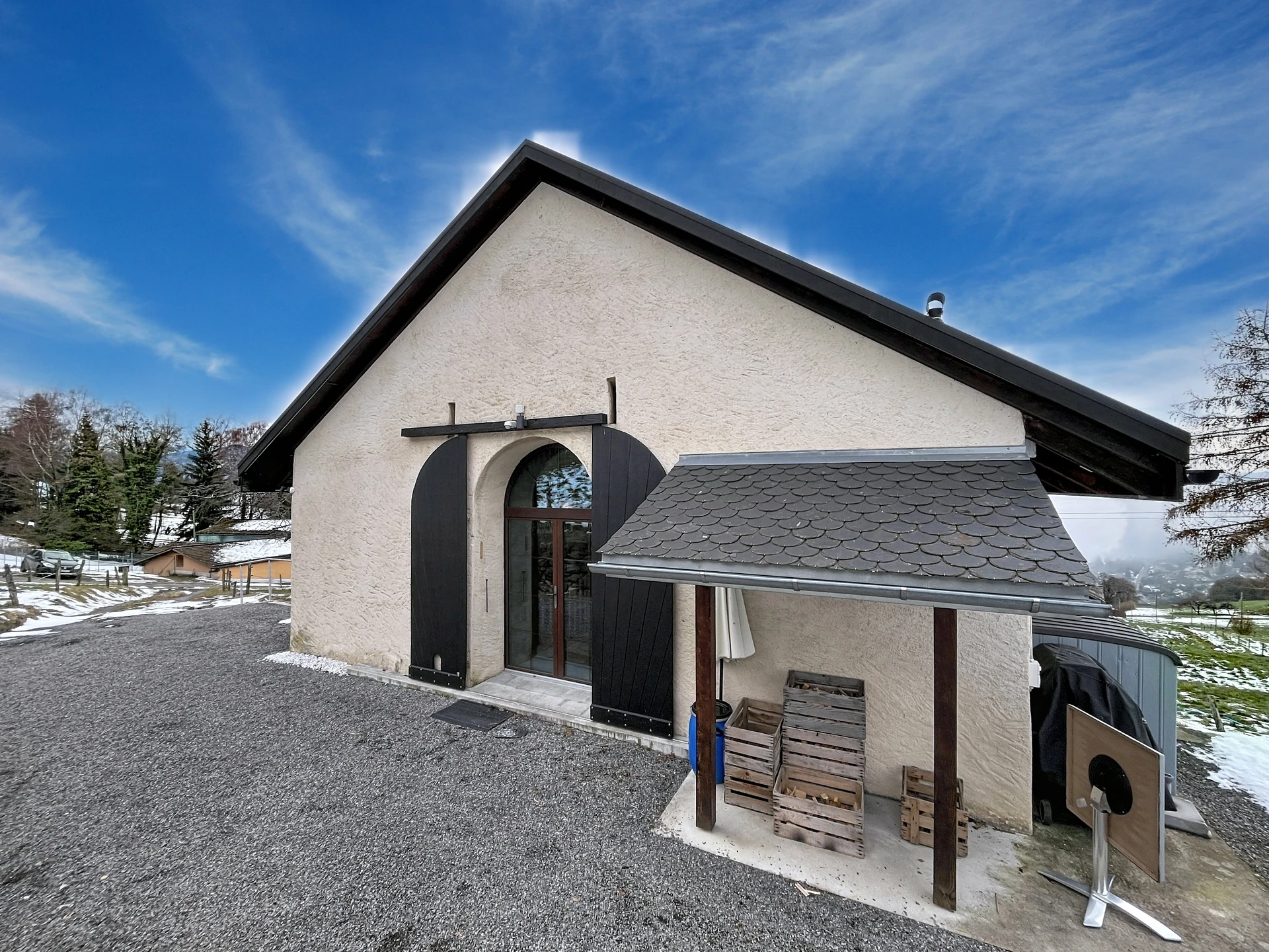 Außenansicht eines Hauses mit Satteldach