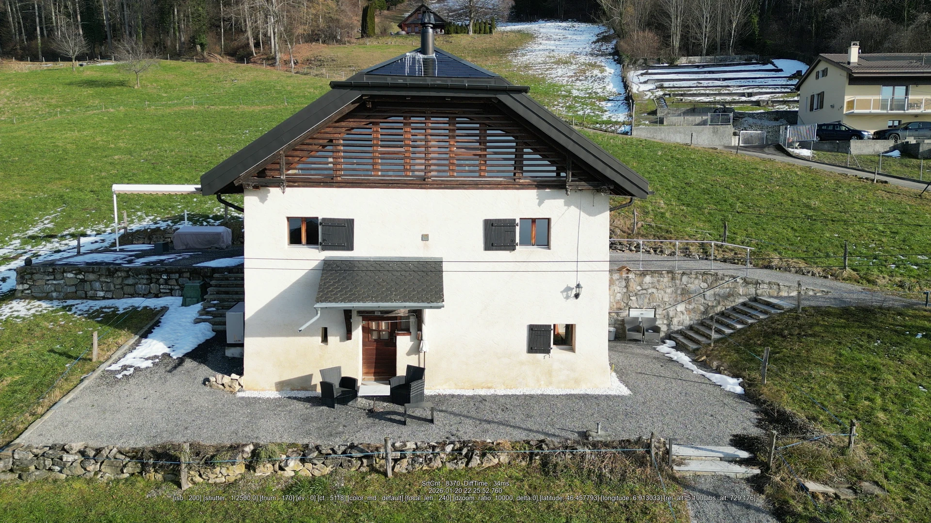 Ländliches Haus mit steilem Dach und Garten