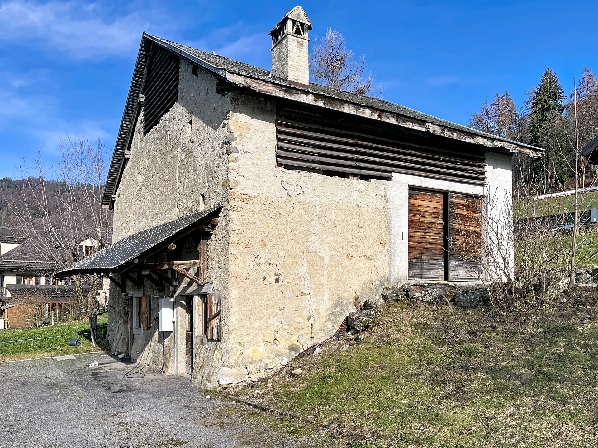 Altes Steinhaus mit verfallener Fassade