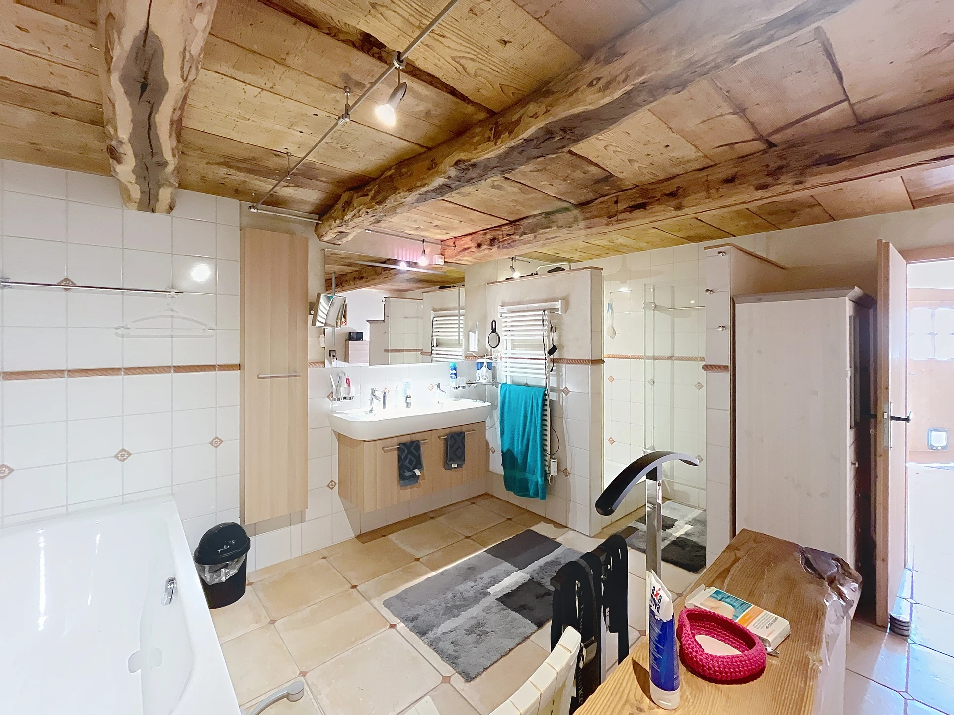 Rustikales Badezimmer mit Holzbalkendecke