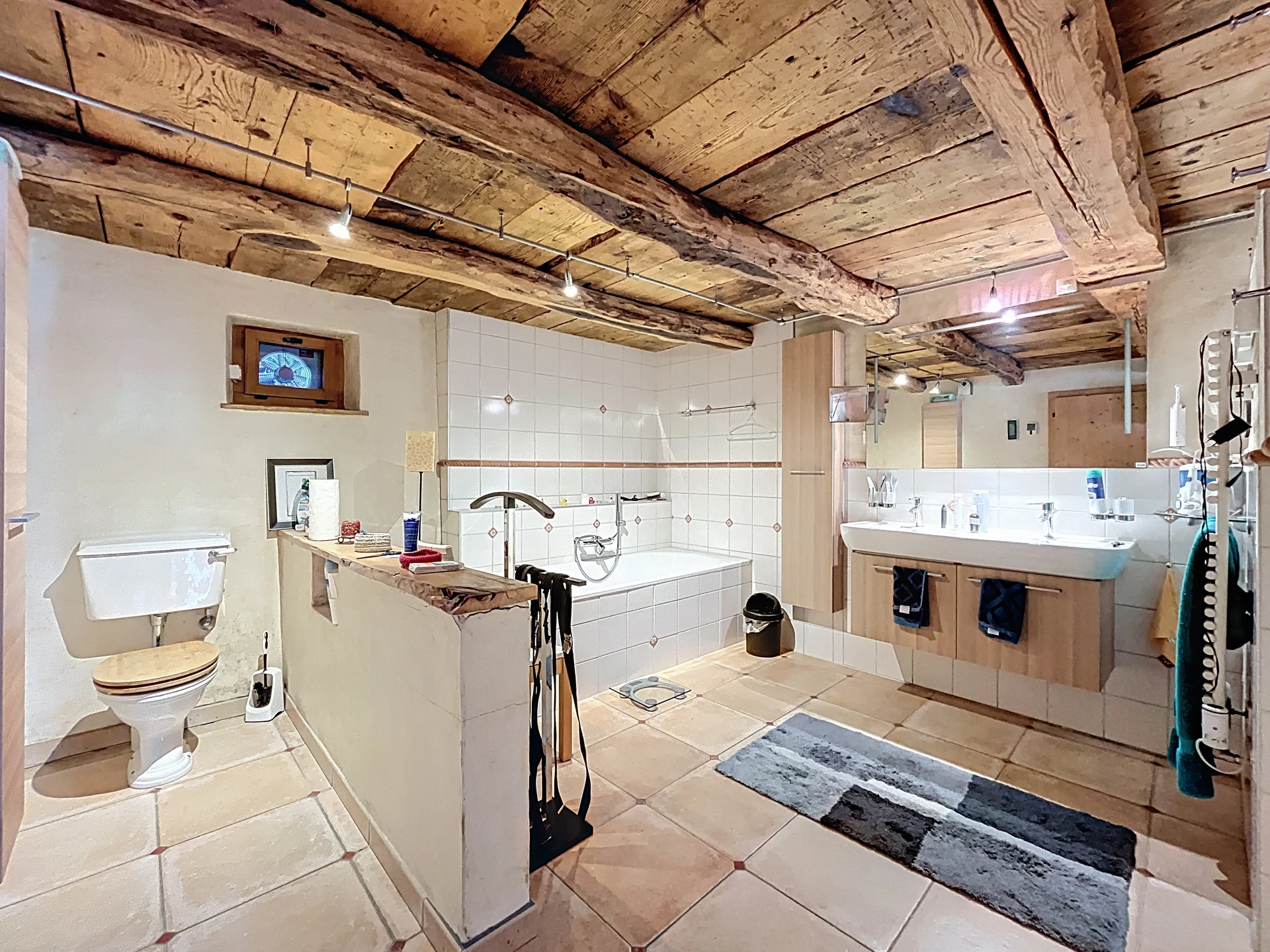 Rustikales Badezimmer mit sichtbaren Holzbalken