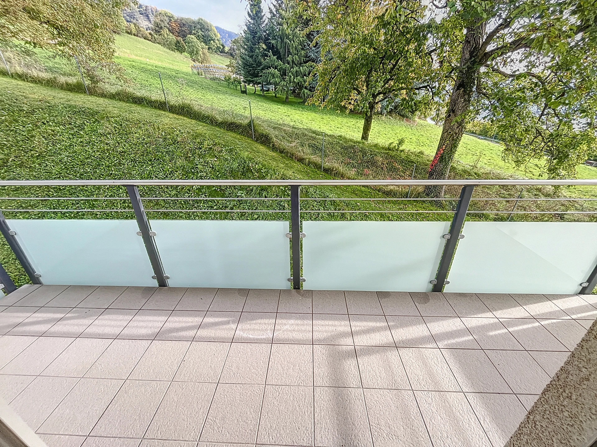 Balkon mit Ausblick ins Grüne