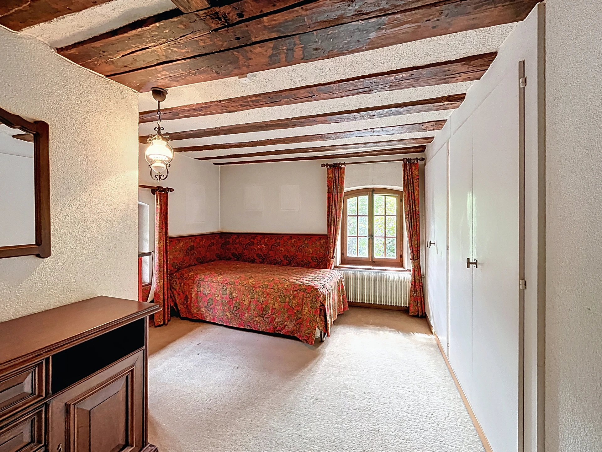 Traditionelles Schlafzimmer mit Holzbalkendecke
