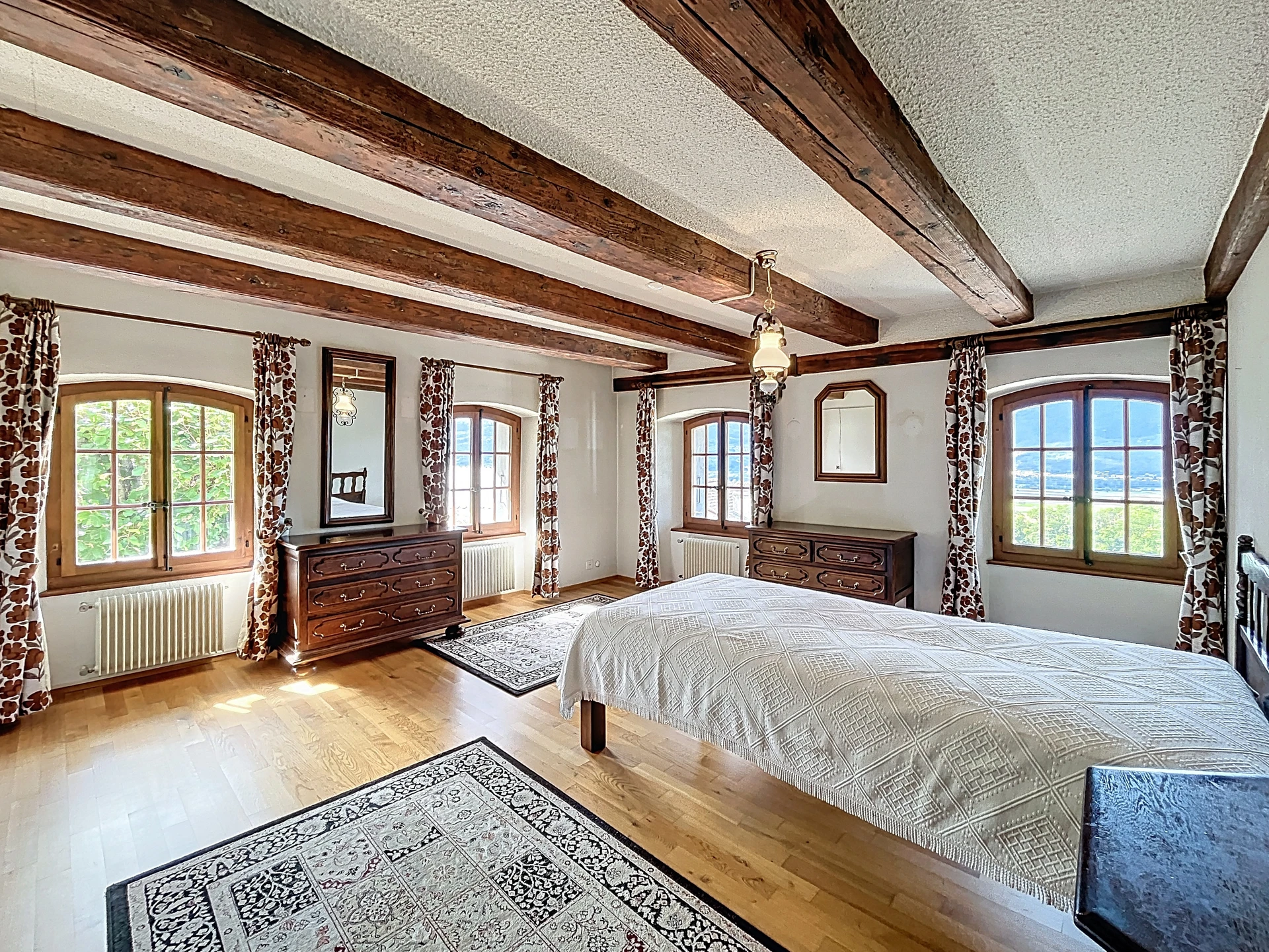 Schlafzimmer mit sichtbaren Holzbalken