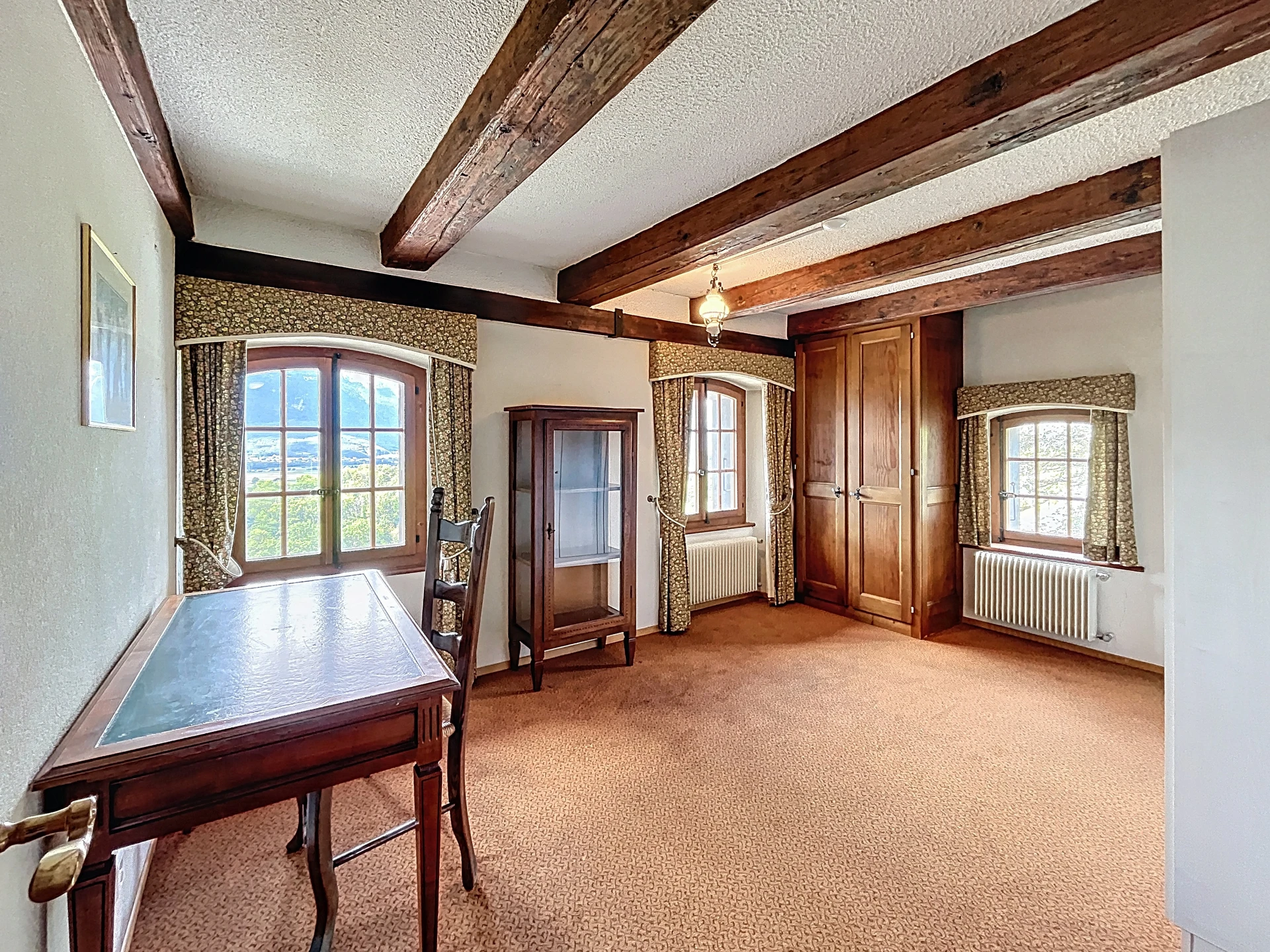Gemütliches Zimmer mit sichtbaren Holzbalken