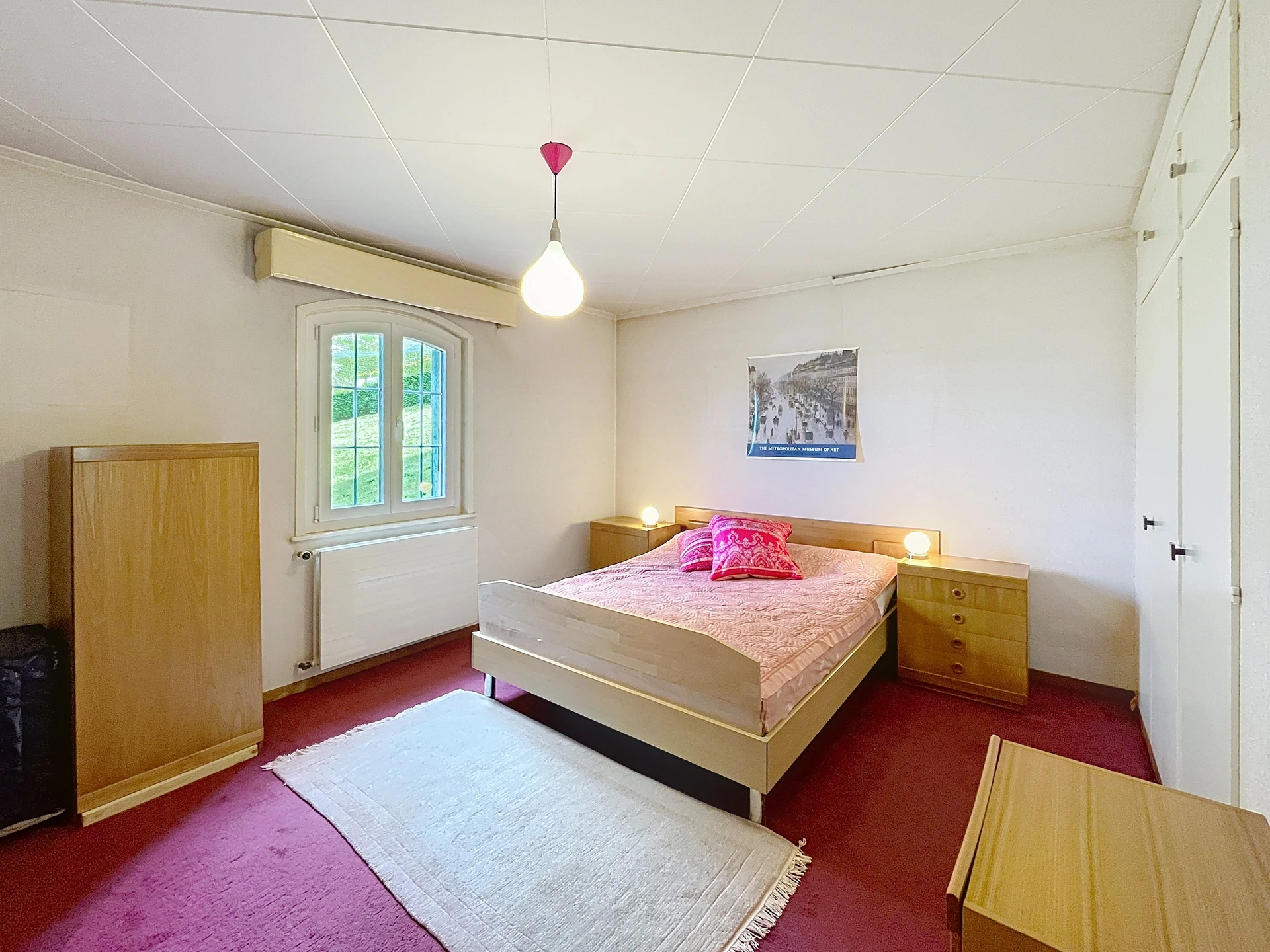 Schlafzimmer mit einfacher Einrichtung