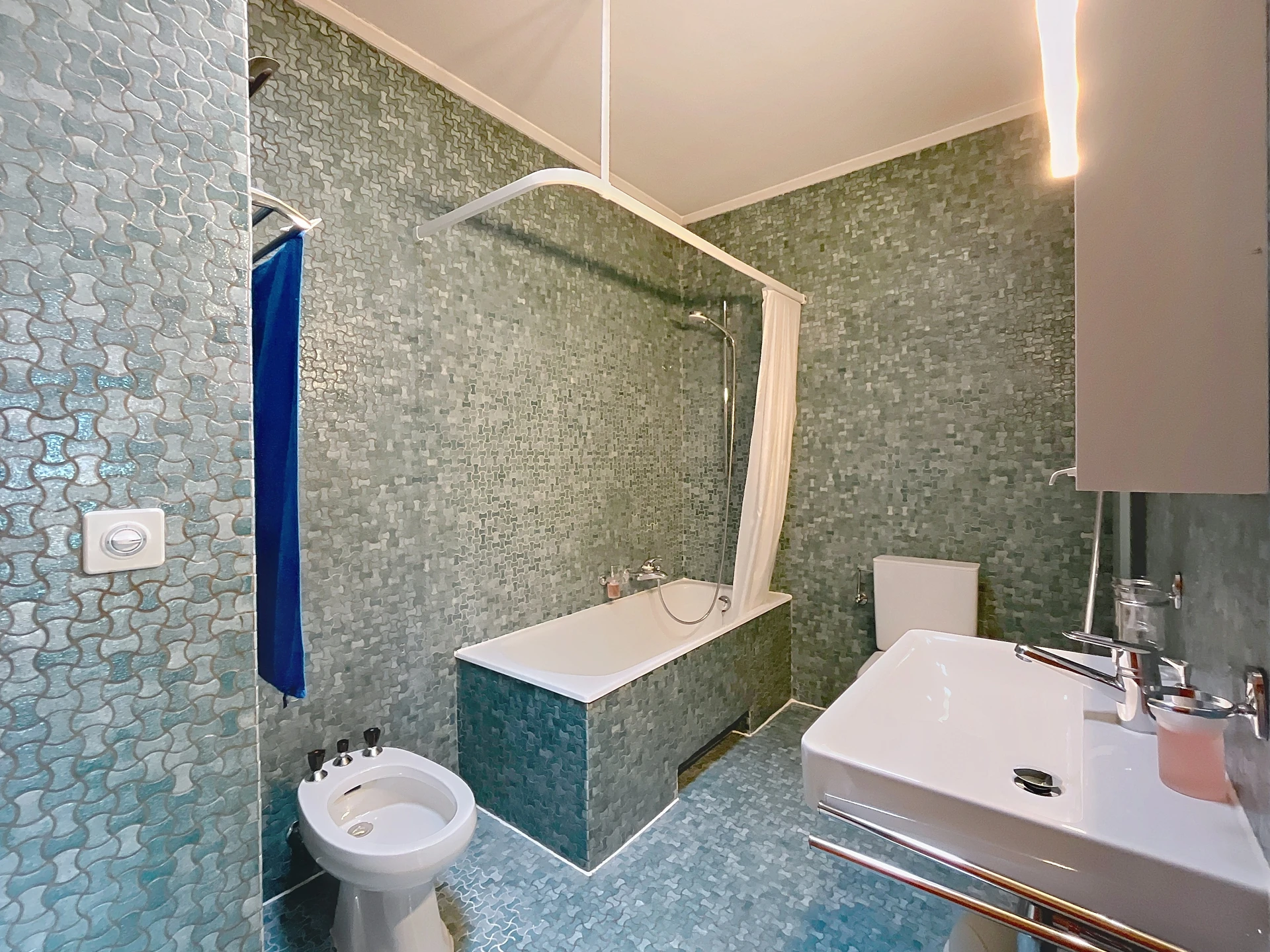 Modernes Badezimmer mit Mosaikfliesen