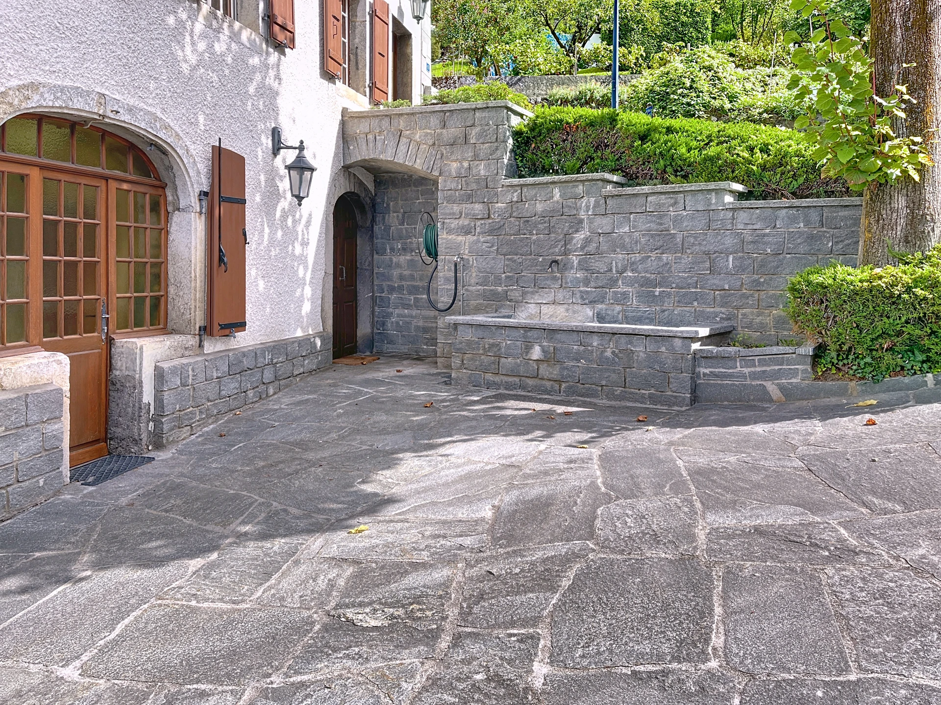 Historischer Außenhof mit Natursteinbelag