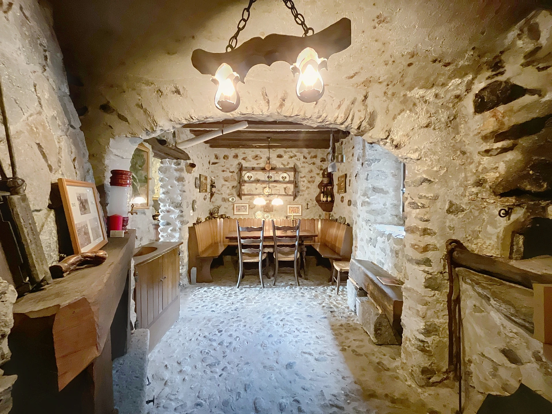 Rustikaler Gewölberaum mit Sitznische
