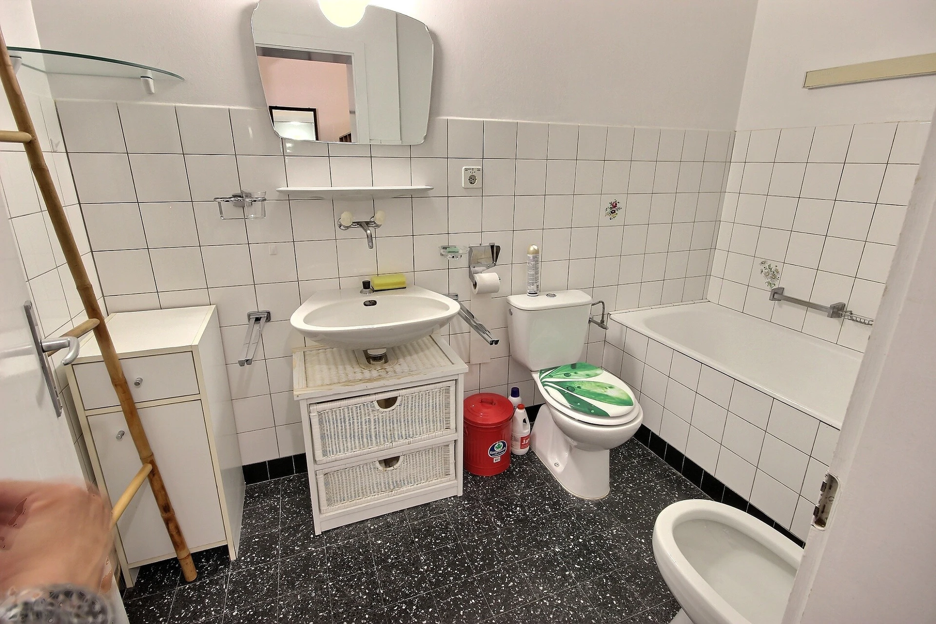 Kleines Badezimmer mit Badewanne und Toilette