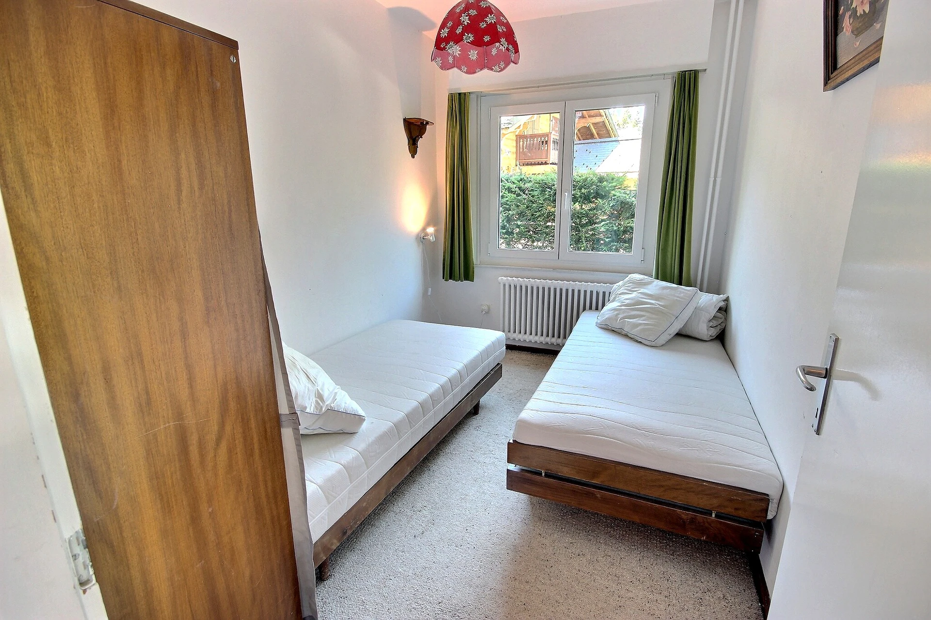 Kleines Schlafzimmer mit zwei Einzelbetten