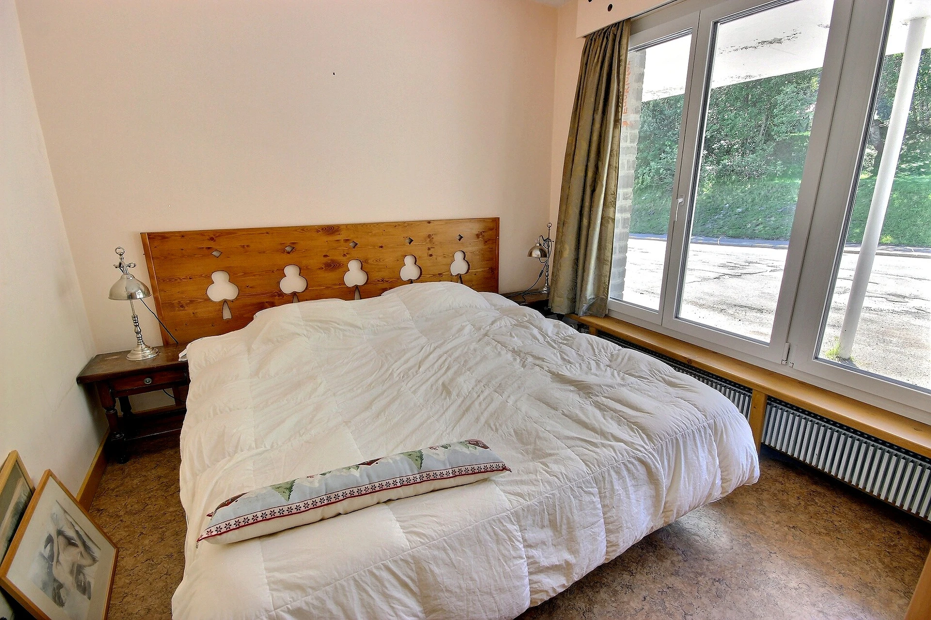 Helles Schlafzimmer mit großem Fenster