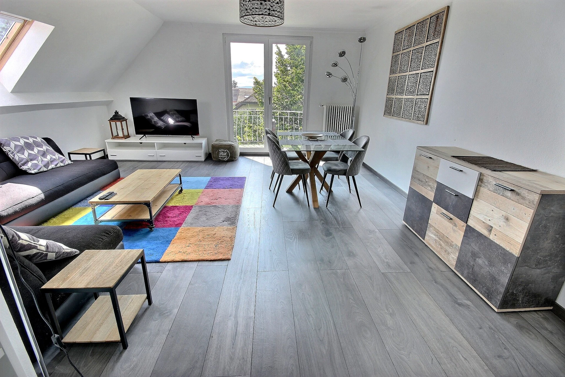 Modernes Wohnzimmer mit Essbereich
