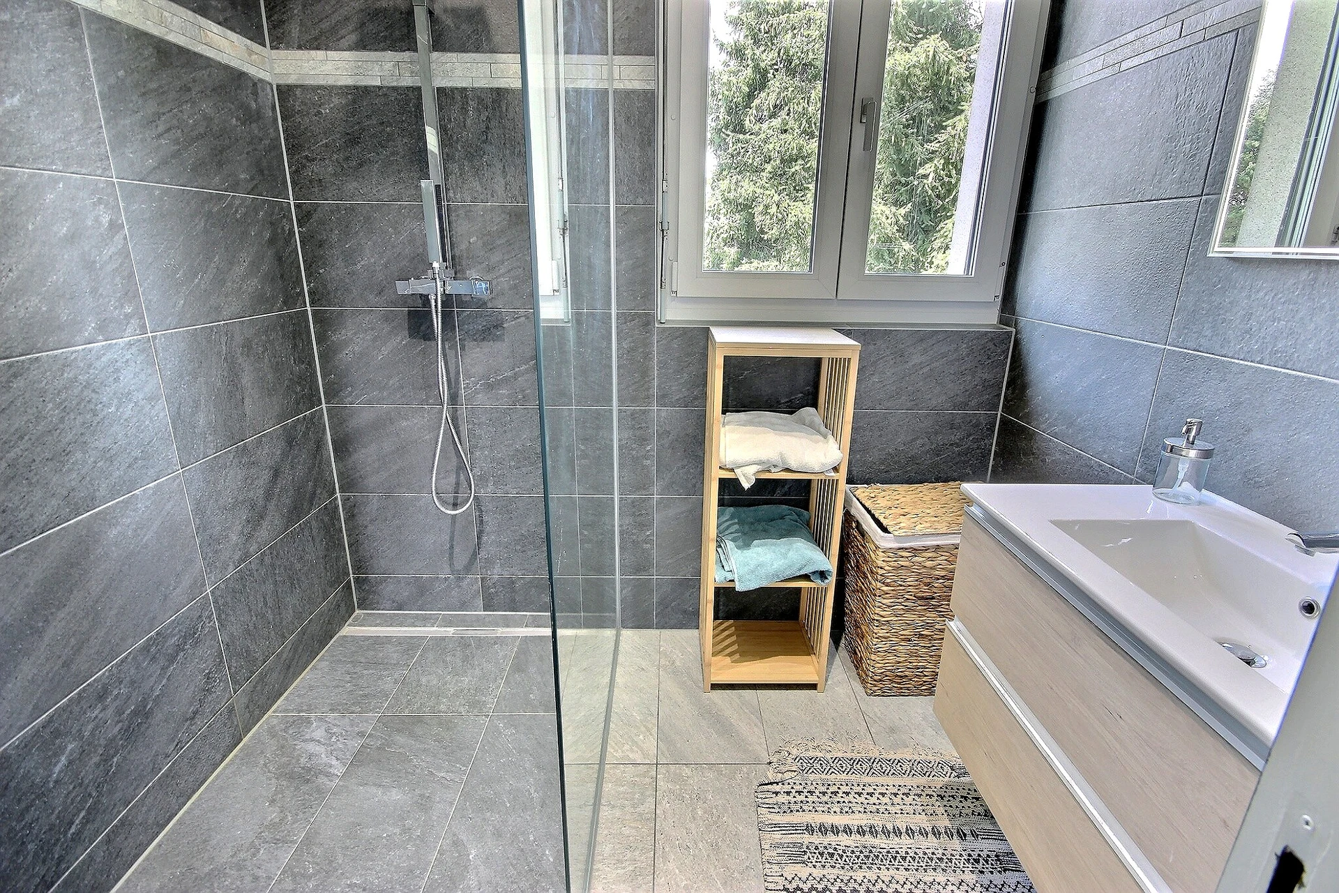 Modernes Badezimmer mit begehbarer Dusche und Waschtisch