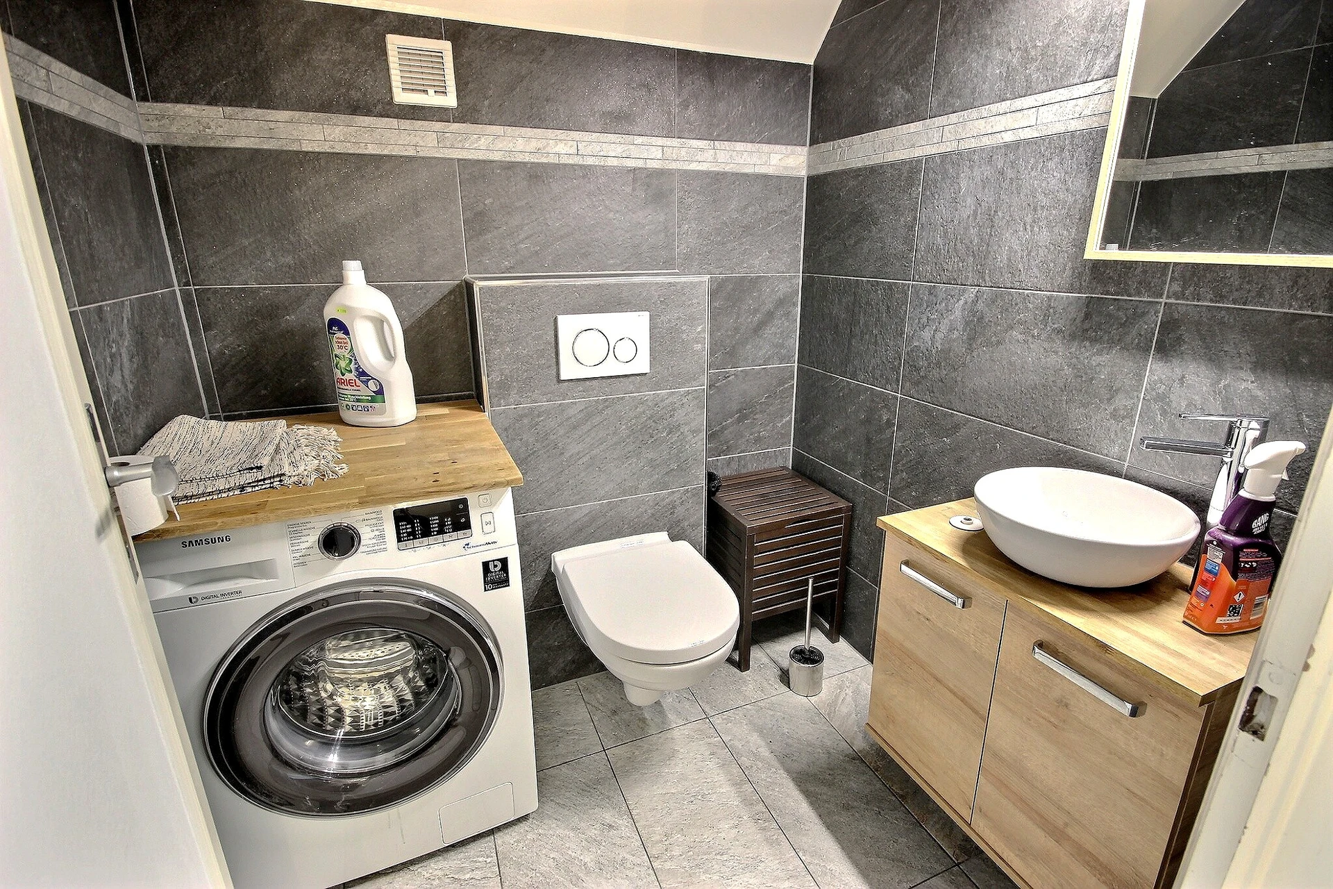 Kleines modernes Badezimmer mit Waschmaschine und WC