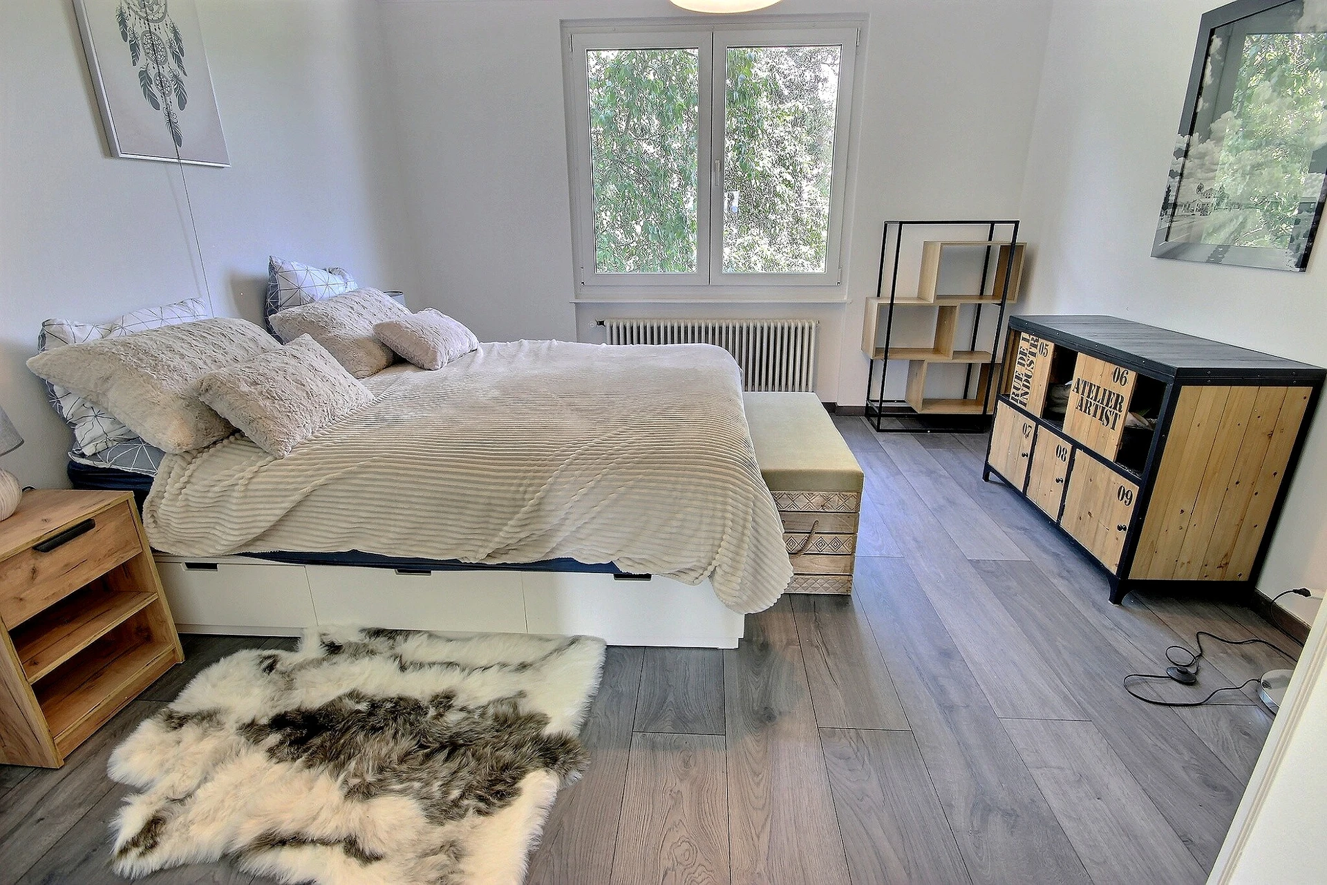 Modernes Schlafzimmer mit gemütlicher Einrichtung