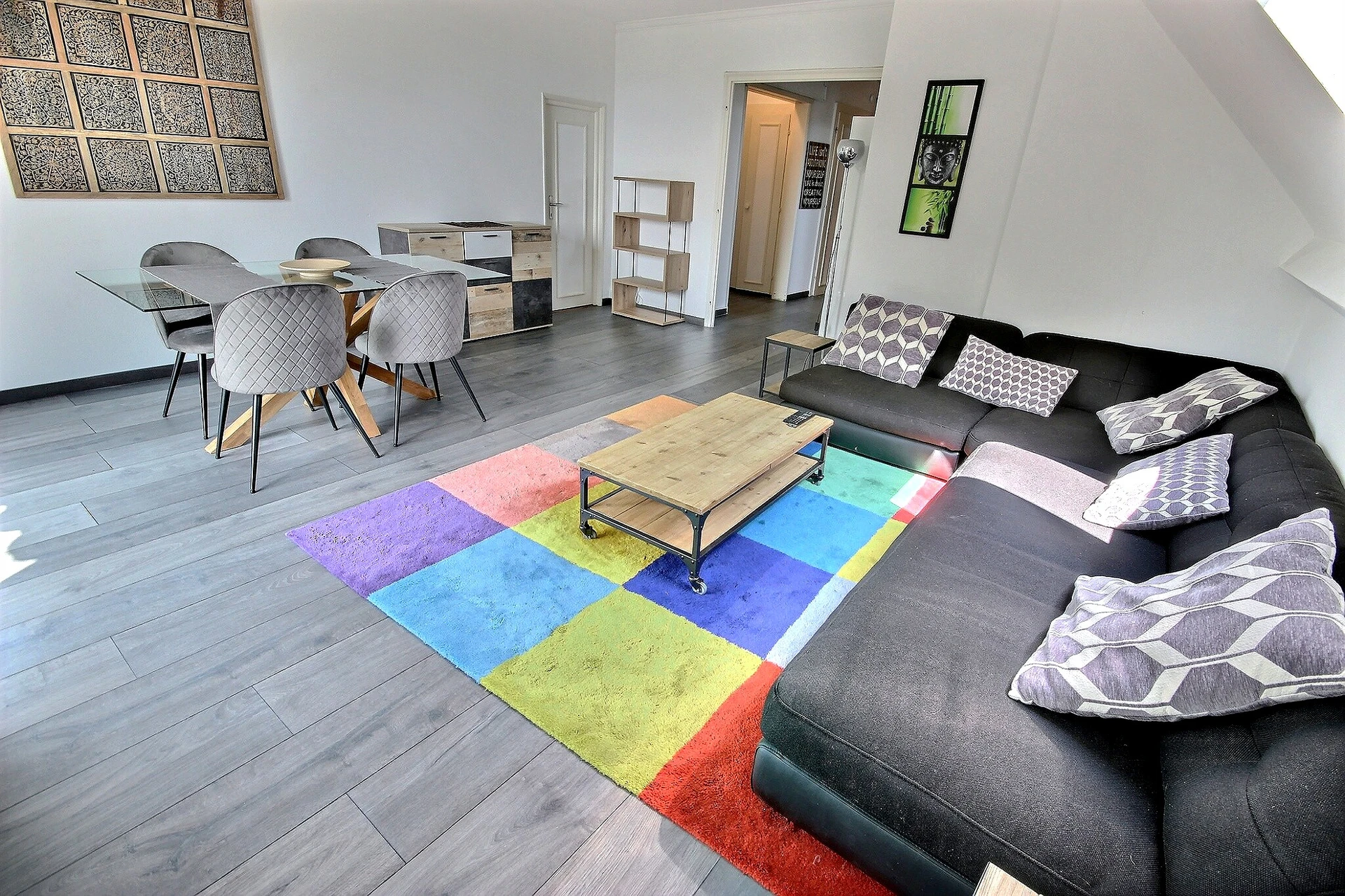 Offener Wohn-Essbereich mit Sofa und Esstisch