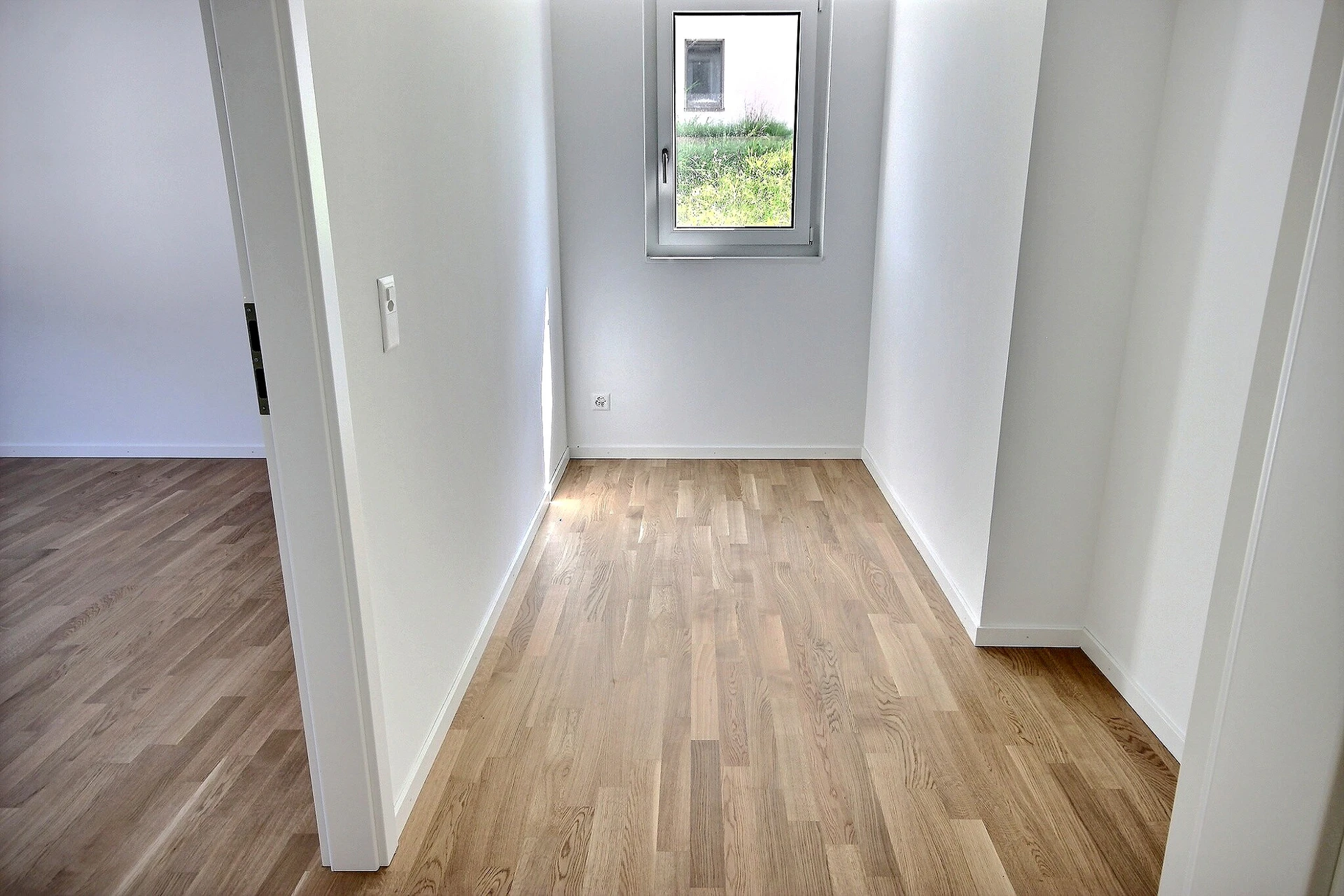 Heller Flur mit Holzoptikboden