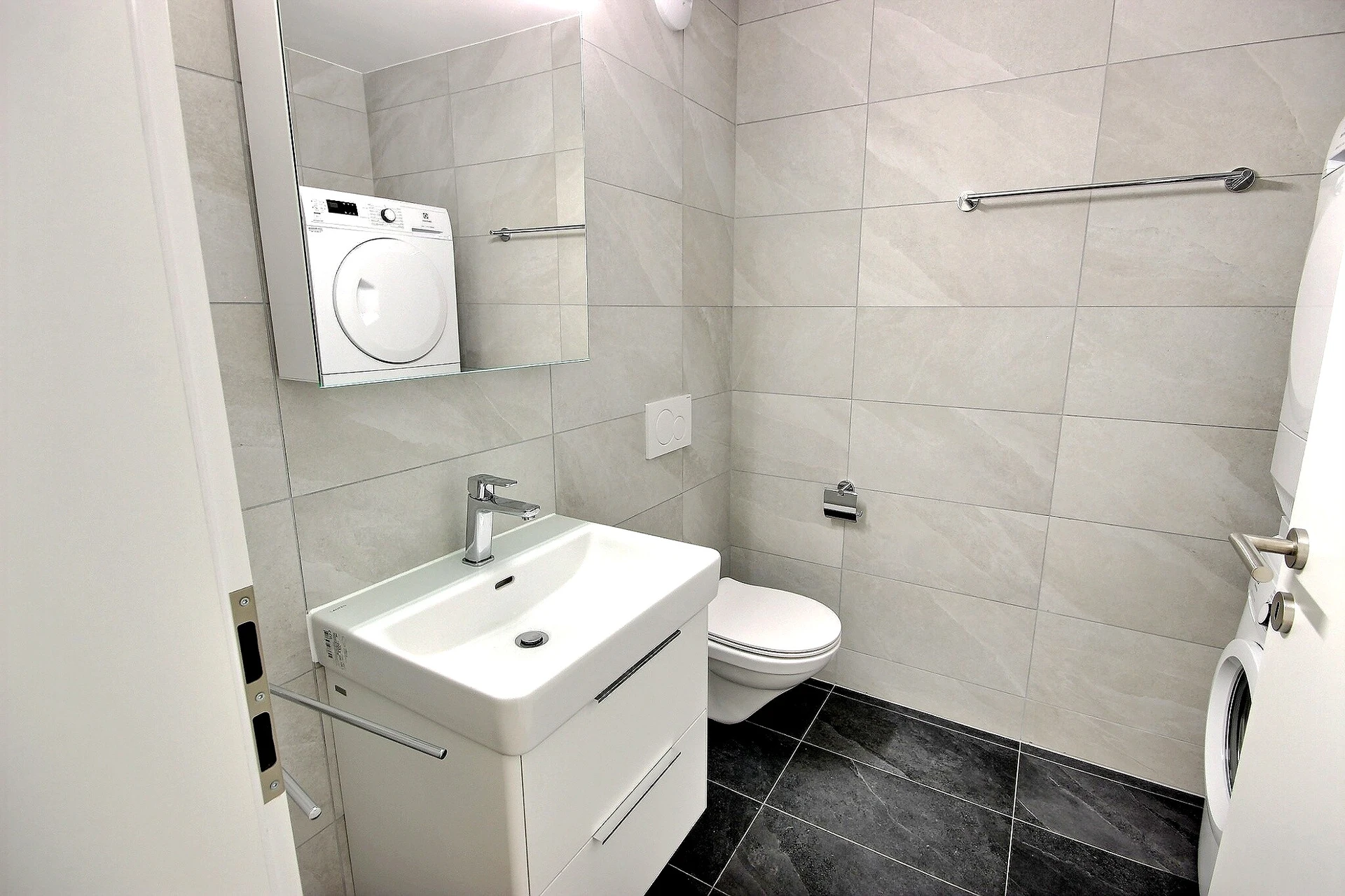 Modernes Gäste-WC mit Waschmaschine