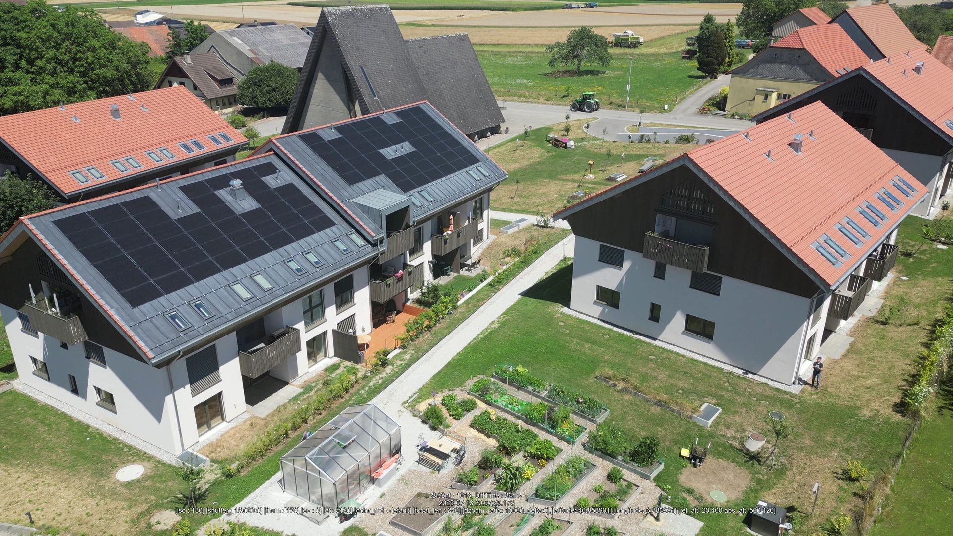 Luftaufnahme von Wohnhäusern mit Solardächern