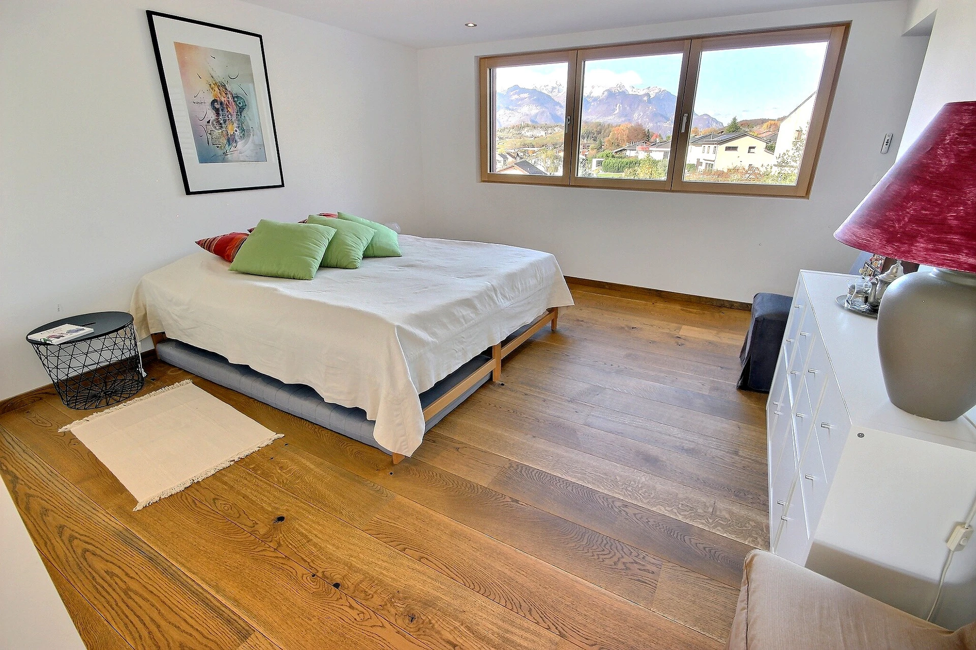 Helles Schlafzimmer mit Bergblick