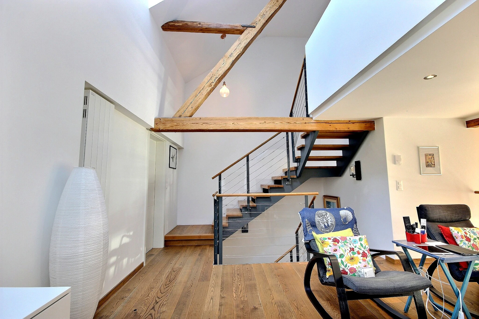 Moderner Wohnbereich mit Treppe und Galerie
