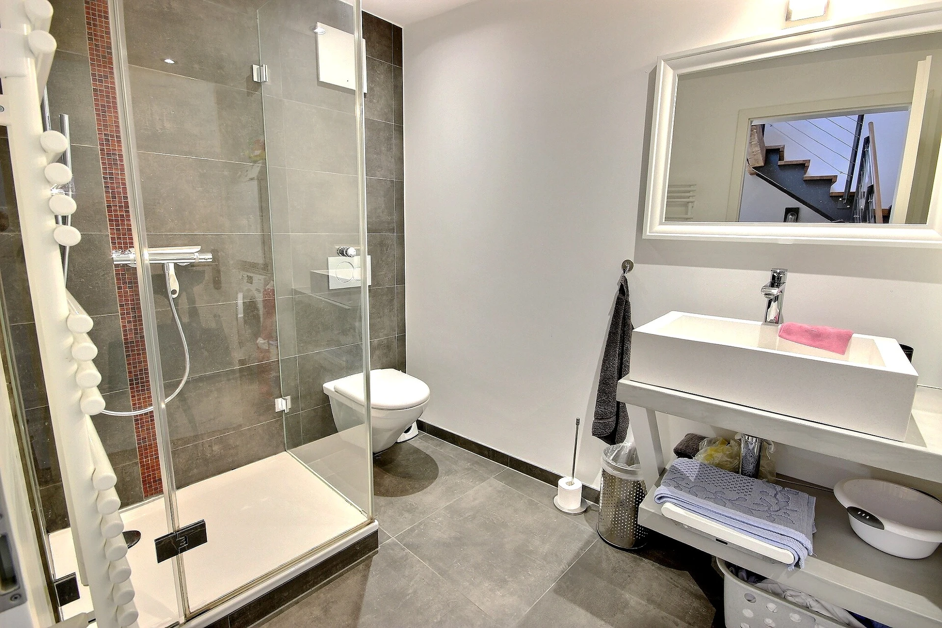 Modernes Badezimmer mit begehbarer Dusche und Waschtisch