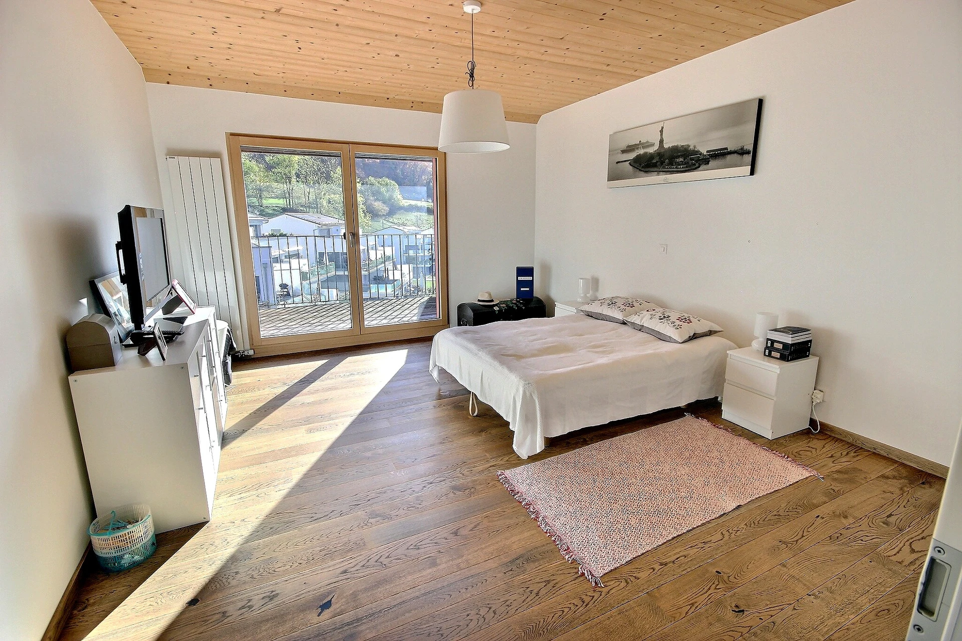 Helles Schlafzimmer mit Balkonzugang