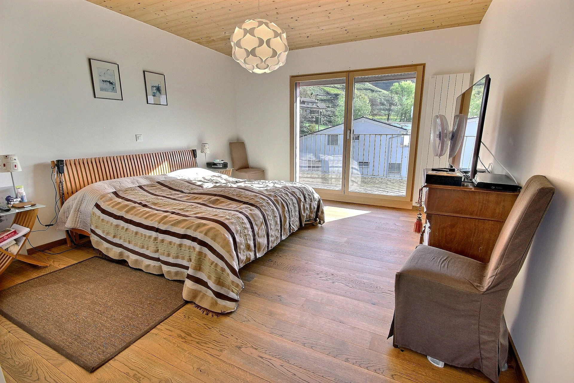 Helles Schlafzimmer mit Balkonzugang
