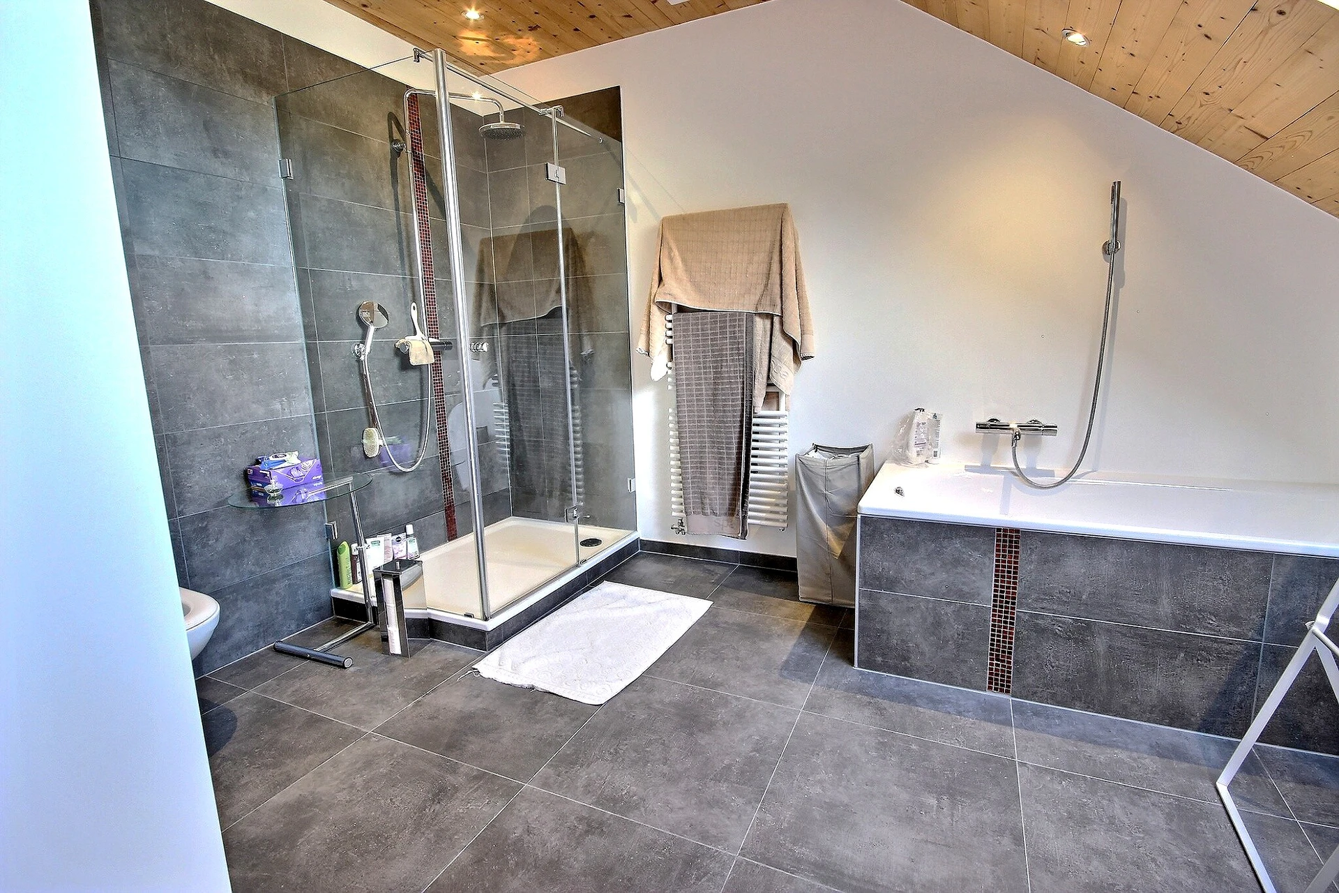 Modernes Badezimmer im Dachgeschoss