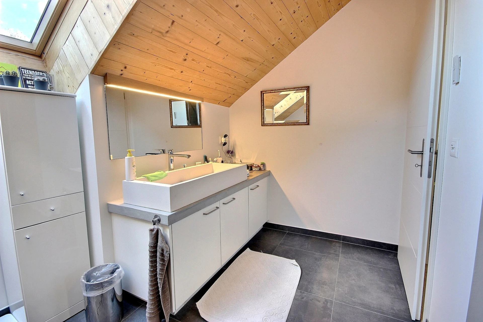 Modernes Dachgeschoss-Badezimmer