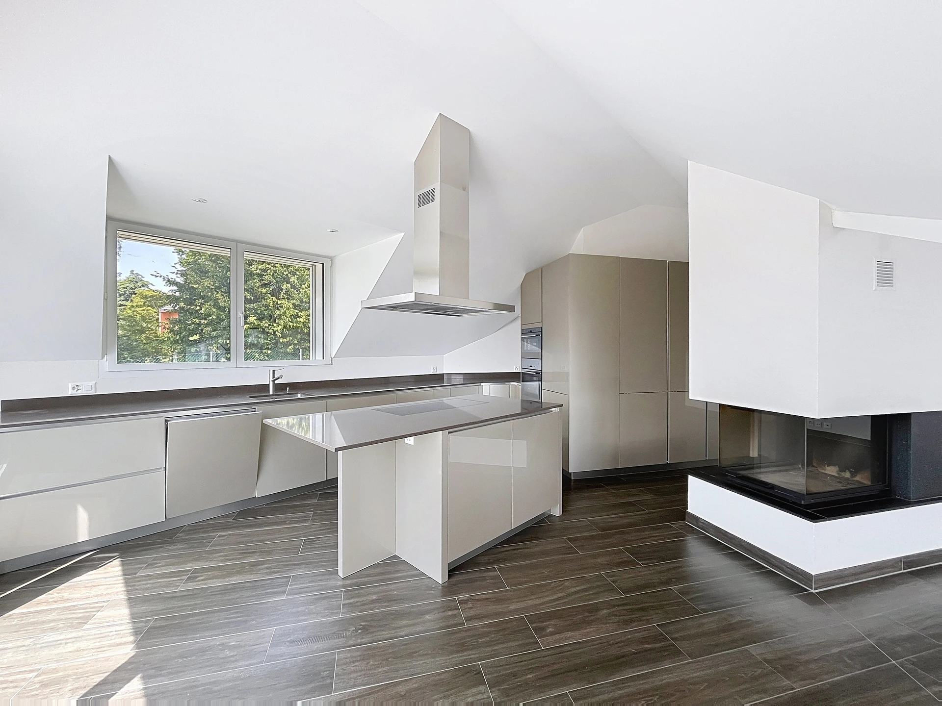Moderne offene Küche mit Kamin