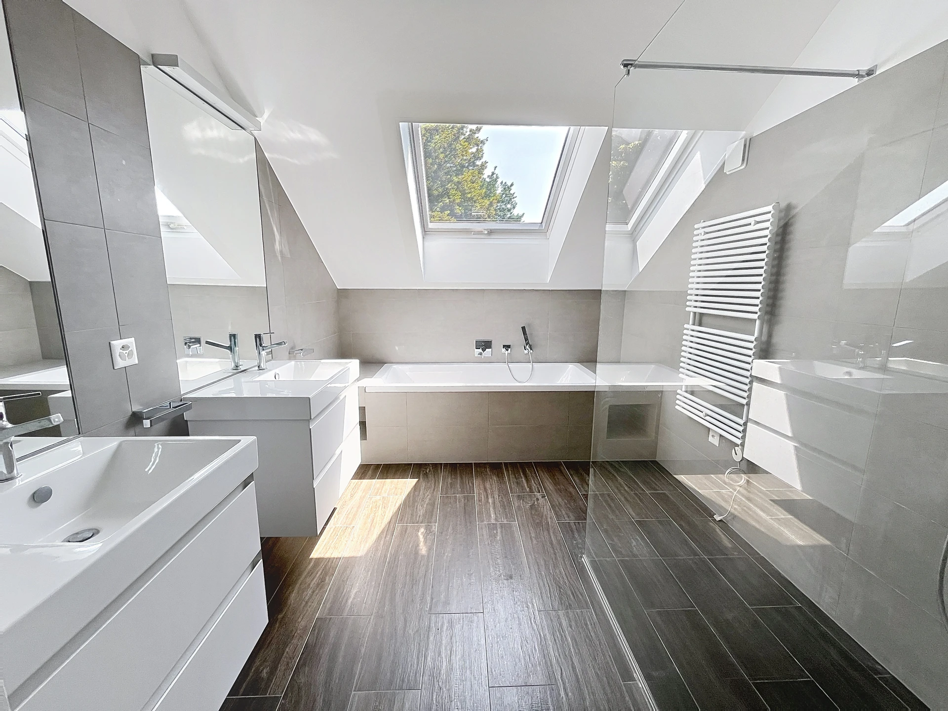 Modernes Badezimmer mit Dachfenstern