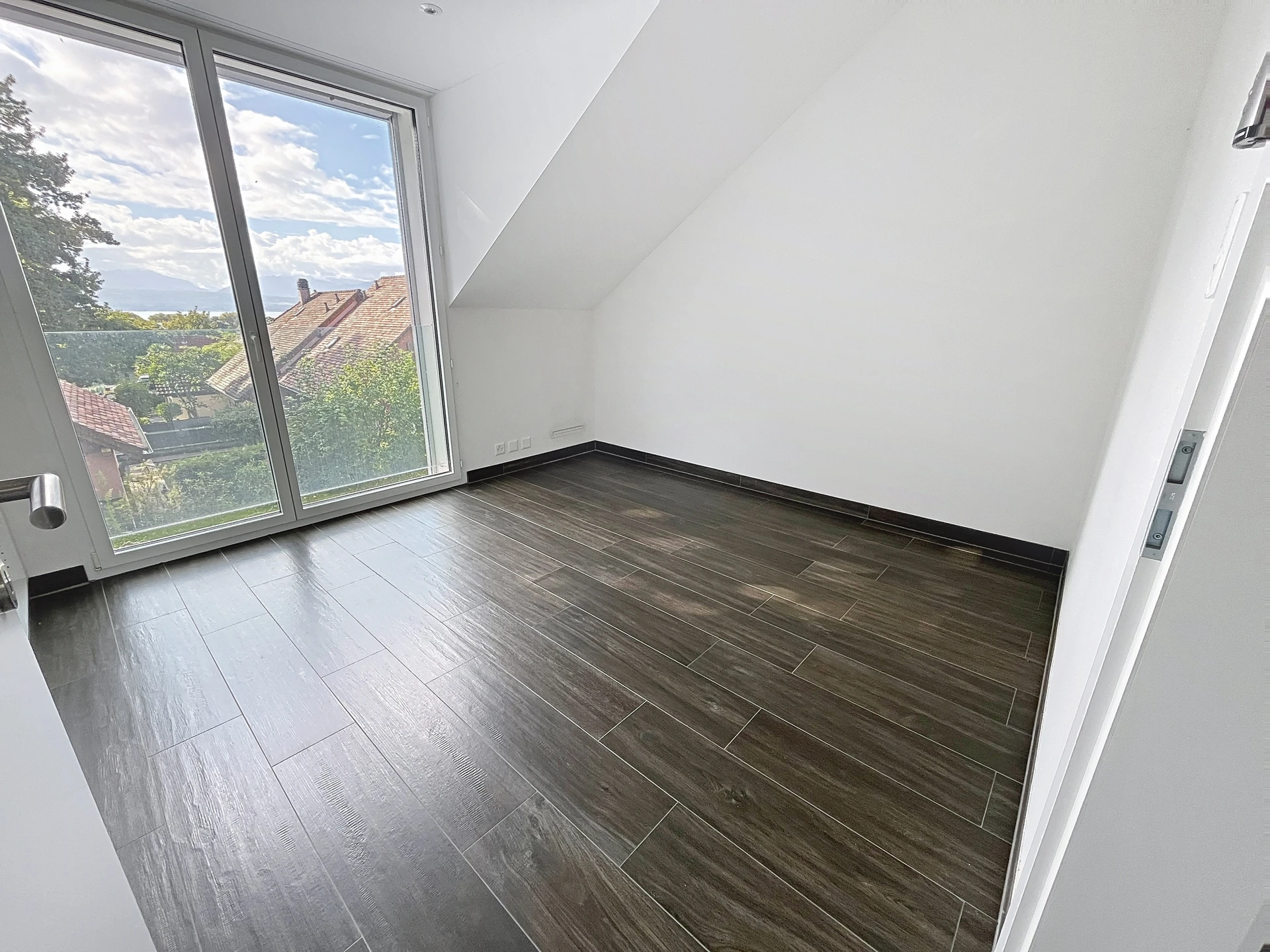 Leeres Dachzimmer mit großem Fenster