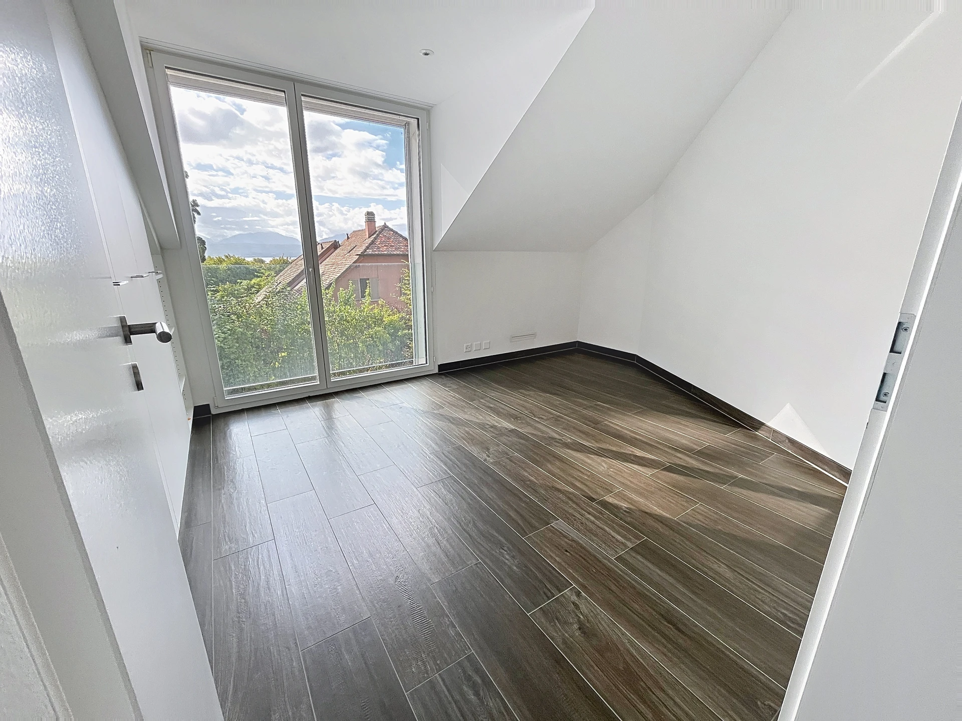 Helles Dachzimmer mit Balkon-/Fensteraussicht