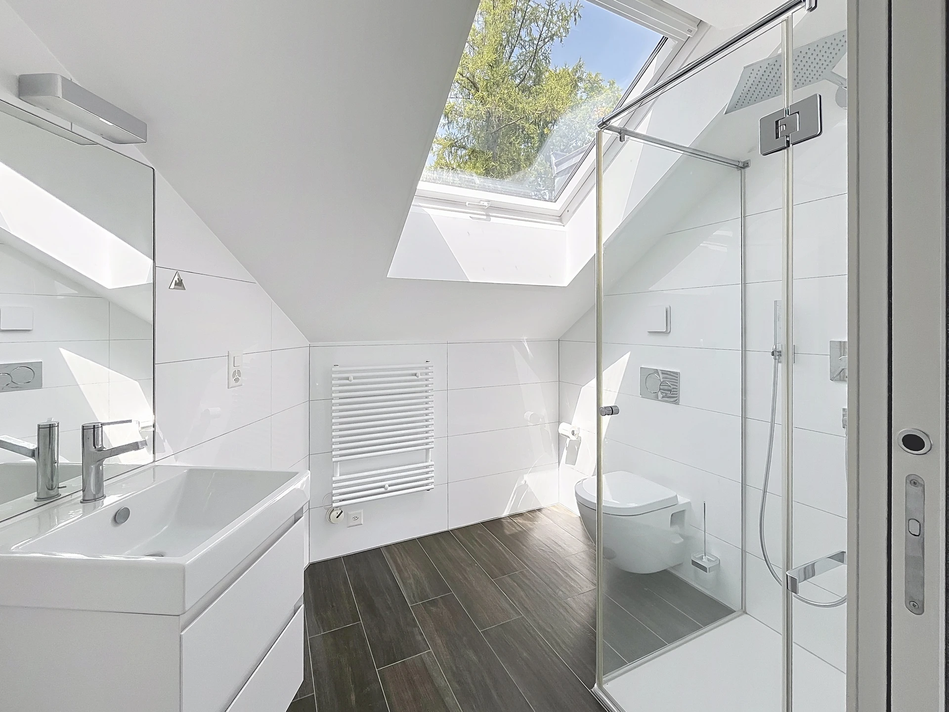 Helles, modernes Badezimmer im Dachgeschoss