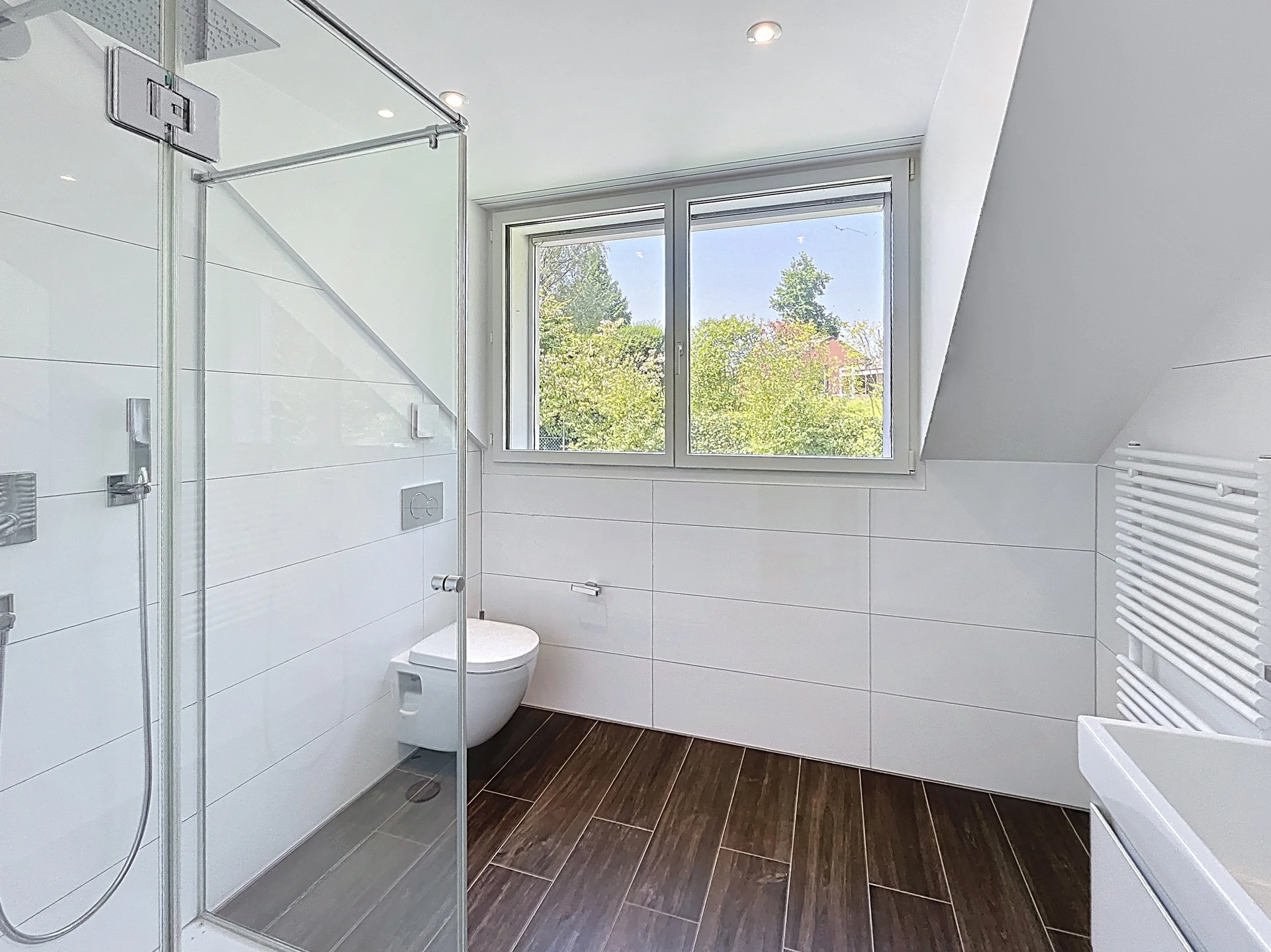 Modernes Badezimmer mit Dusche und Fenster
