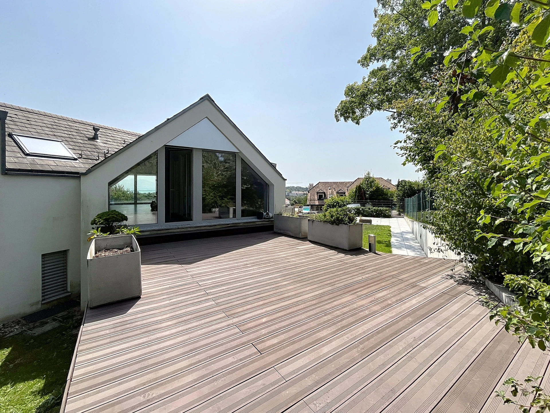 Große Dachterrasse mit Blick ins Grüne