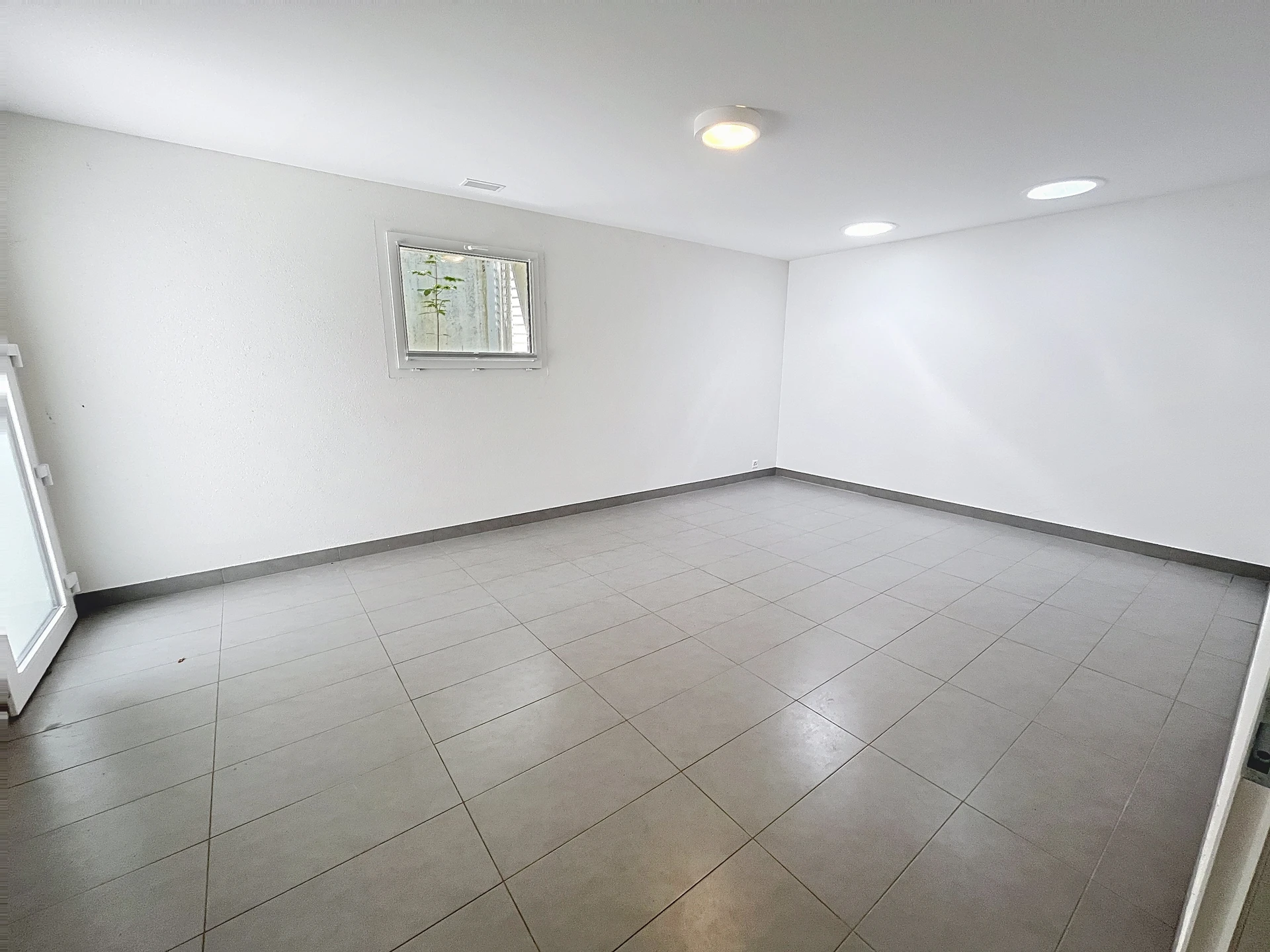 Heller leerer Raum mit Fliesenboden