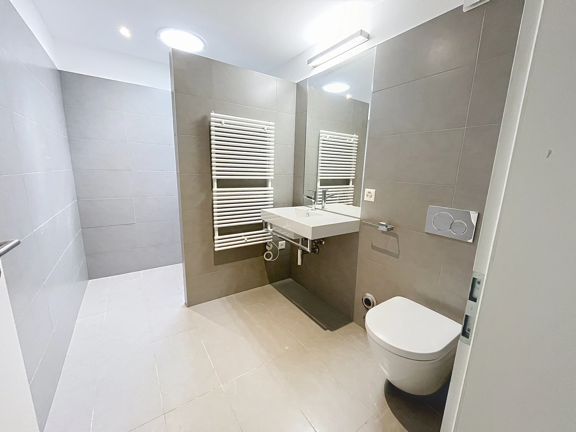 Modernes Bad mit Wand-WC und Waschtisch