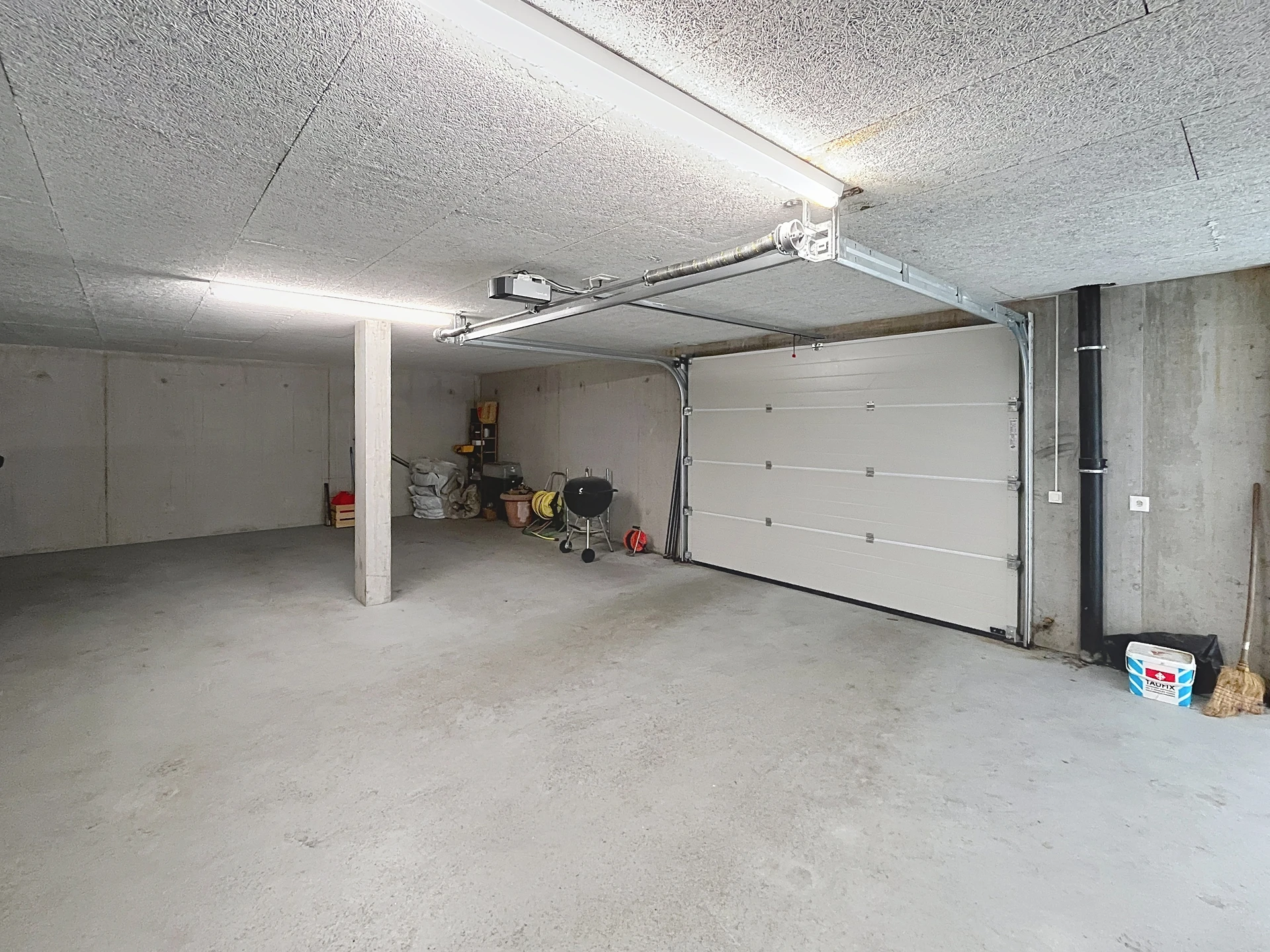 Große Betongarage mit Sektionaltor